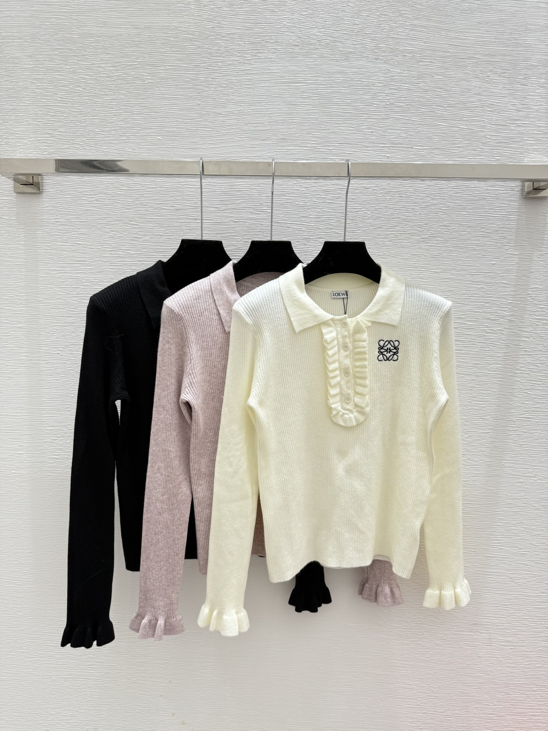 NO:504967,LO Home Early Autumn New Ruffled Lapel Knitted Long Sleeve Color White Pink Black Size 36.38.40,,alexander wang19860909LO家 早秋新款 荷叶边翻领针织长袖 颜色白色 粉色 黑色 尺码36.38.40,,alexander wang,Women's clothing
