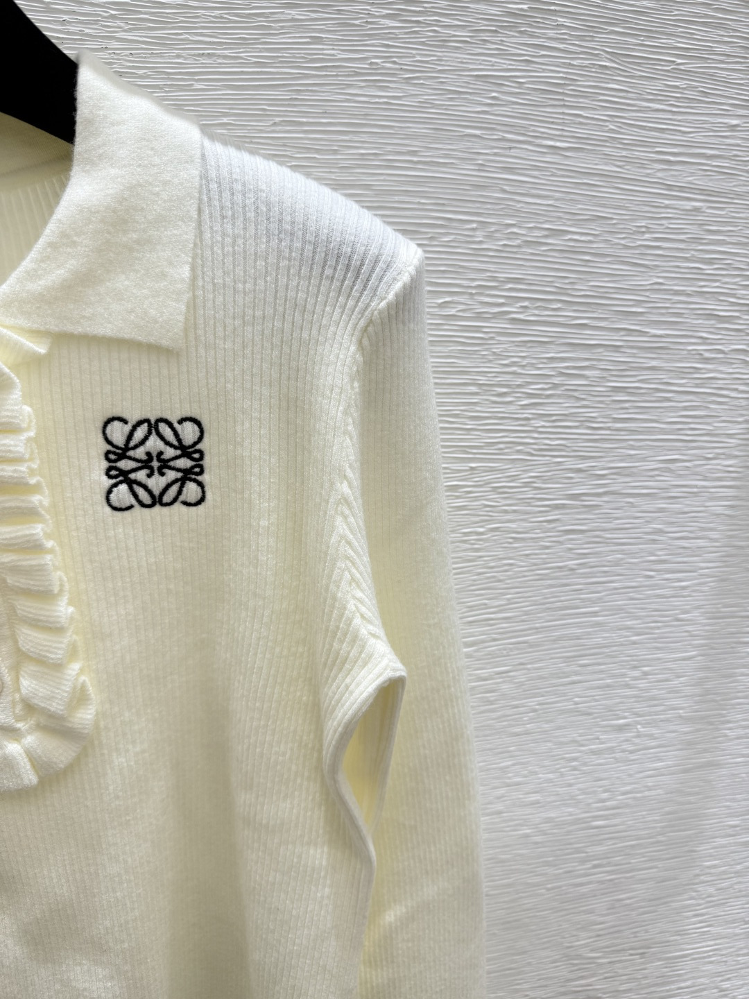 🆕LO家🆕 早秋新款 荷叶边翻领针织长袖颜色：白色 粉色 黑色尺码：36.38.40