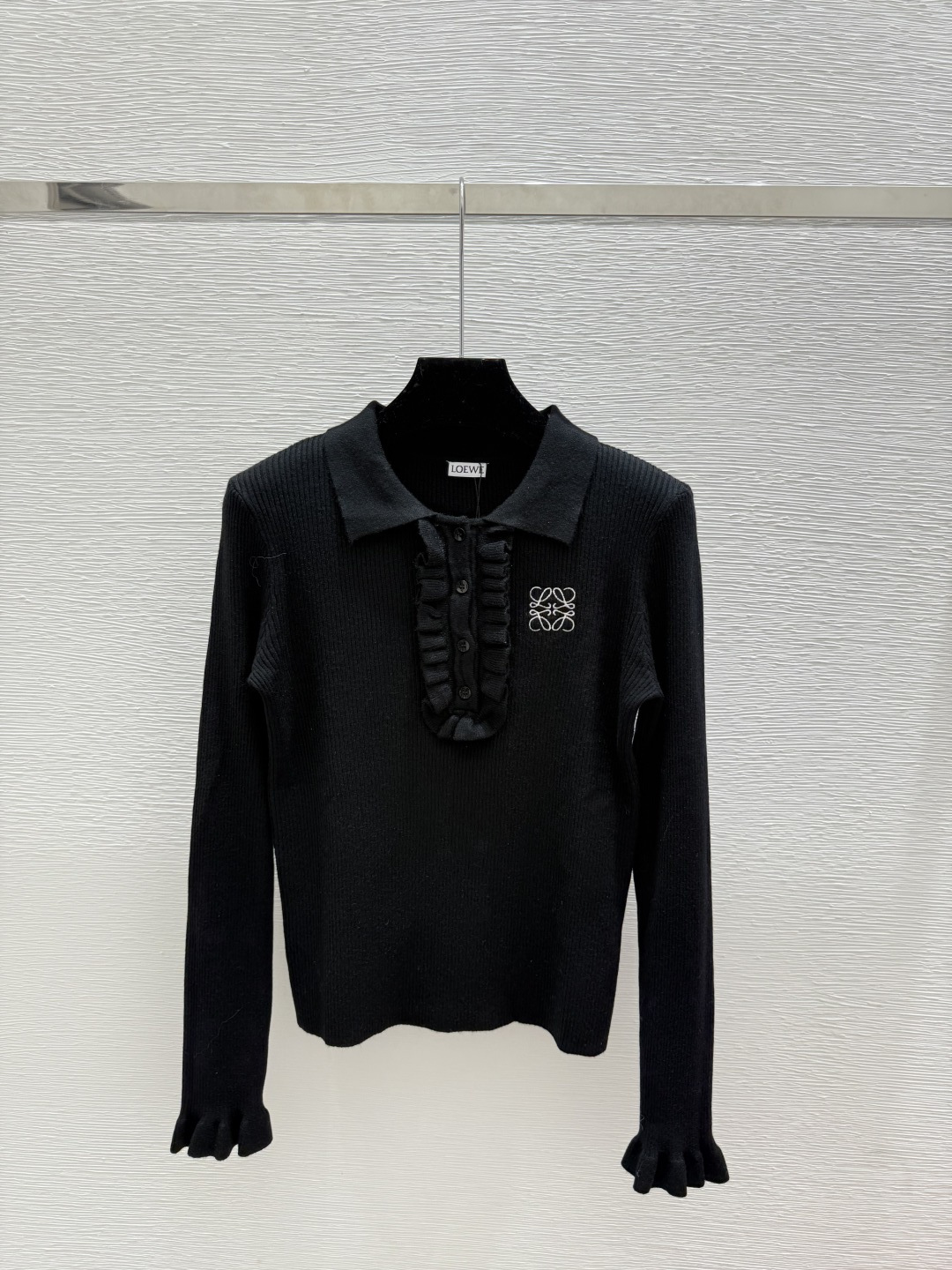 🆕LO家🆕 早秋新款 荷叶边翻领针织长袖颜色：白色 粉色 黑色尺码：36.38.40