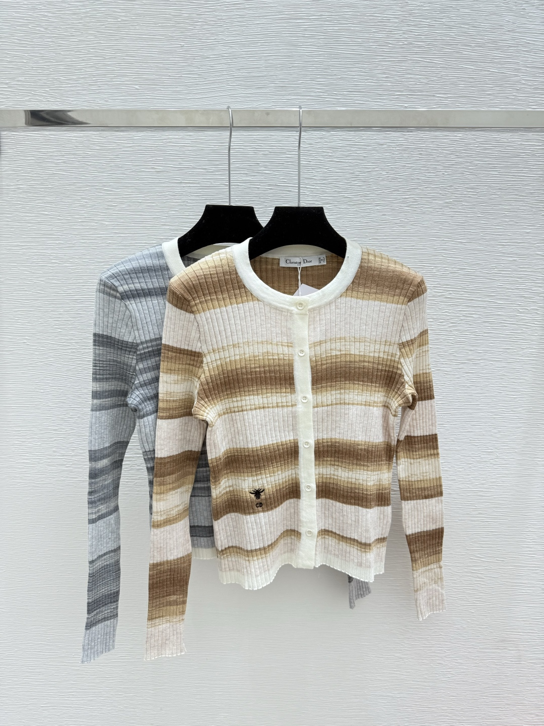 NO:504961,D Home Early Autumn New Contrast Striped Round Neck Knitted Long Sleeve Cardigan Color Khaki Gray Size 36.38.40, Dior, Alexander wang19860909D家 早秋新款 撞色条纹圆领针织长袖开衫 颜色卡其 灰色 尺码36.38.40,,dior,alexander wang,Women's clothing