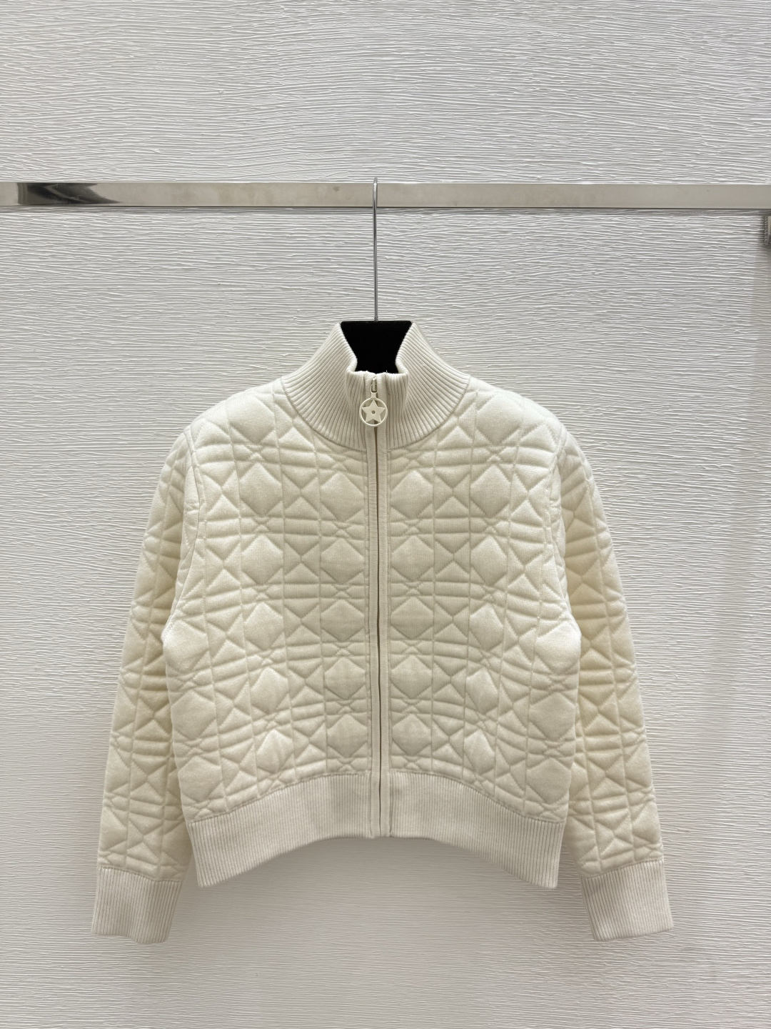NO:506006,D home with dust bag D early autumn new style animal jungle turtleneck knitted down cardigan color white size 36.38.40,dior,down jacket,alexander wang19860909配防尘袋D家 早秋新款 背后动物丛林高领针织羽绒开衫 颜色白色 尺码36.38.40,,dior,down jacket,alexander wang,Women's clothing
