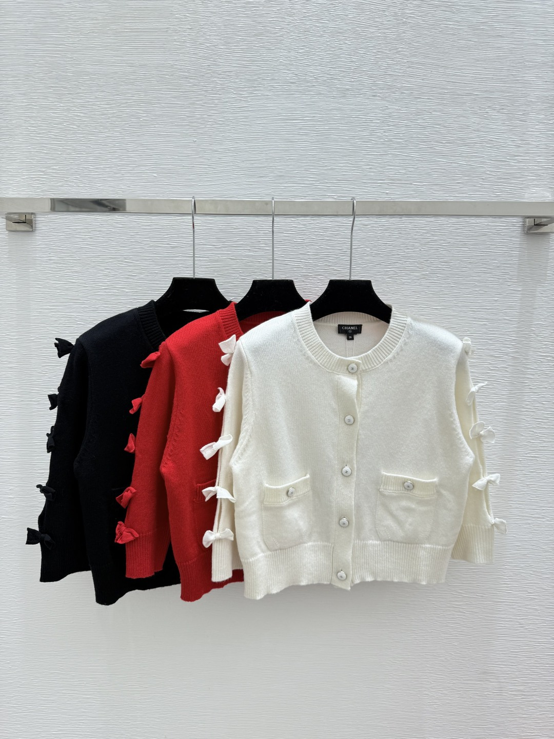 NO:506019,CH Home Early Autumn New Three-dimensional bow round neck knitted long-sleeved cardigan Color White Red Black Size 36.38.40,,alexander wang19860909CH家 早秋新款 立体蝴蝶结圆领针织长袖开衫 颜色白色 红色 黑色 尺码36.38.40,,alexander wang,Women's clothing
