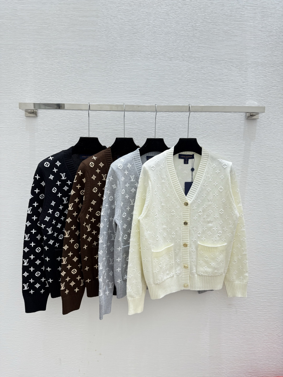 NO:506007,L Home Early Autumn New Style Old Flower Letter Embroidered V-neck Knitted Long Sleeve Cardigan Color White Gray Coffee Black Size 36.38.40, louis vuitton,alexander wang19860909L家 早秋新款 老花字母刺绣V领针织长袖开衫 颜色白色 灰色 咖啡 黑色 尺码36.38.40,,louis vuitton,alexander wang,Women's clothing