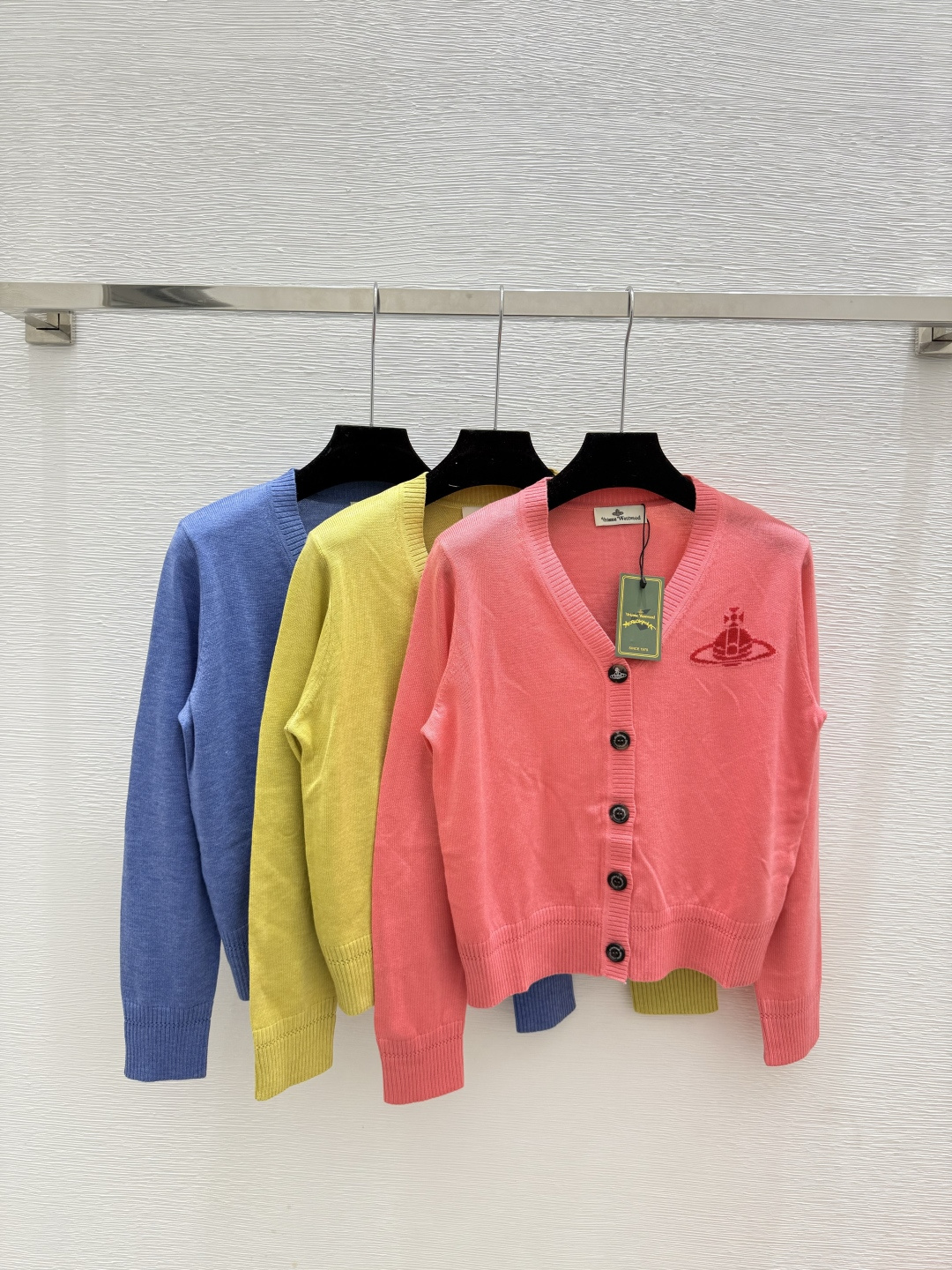 NO:506005,VI Home Early Autumn New Style Solid Color Simple V-neck Knitted Long Sleeve Cardigan Color Pink Yellow Blue Size 36.38.40,,alexander wang19860909VI家 早秋新款 纯色简约V领针织长袖开衫 颜色粉色 黄色 蓝色 尺码36.38.40,,alexander wang,Women's clothing