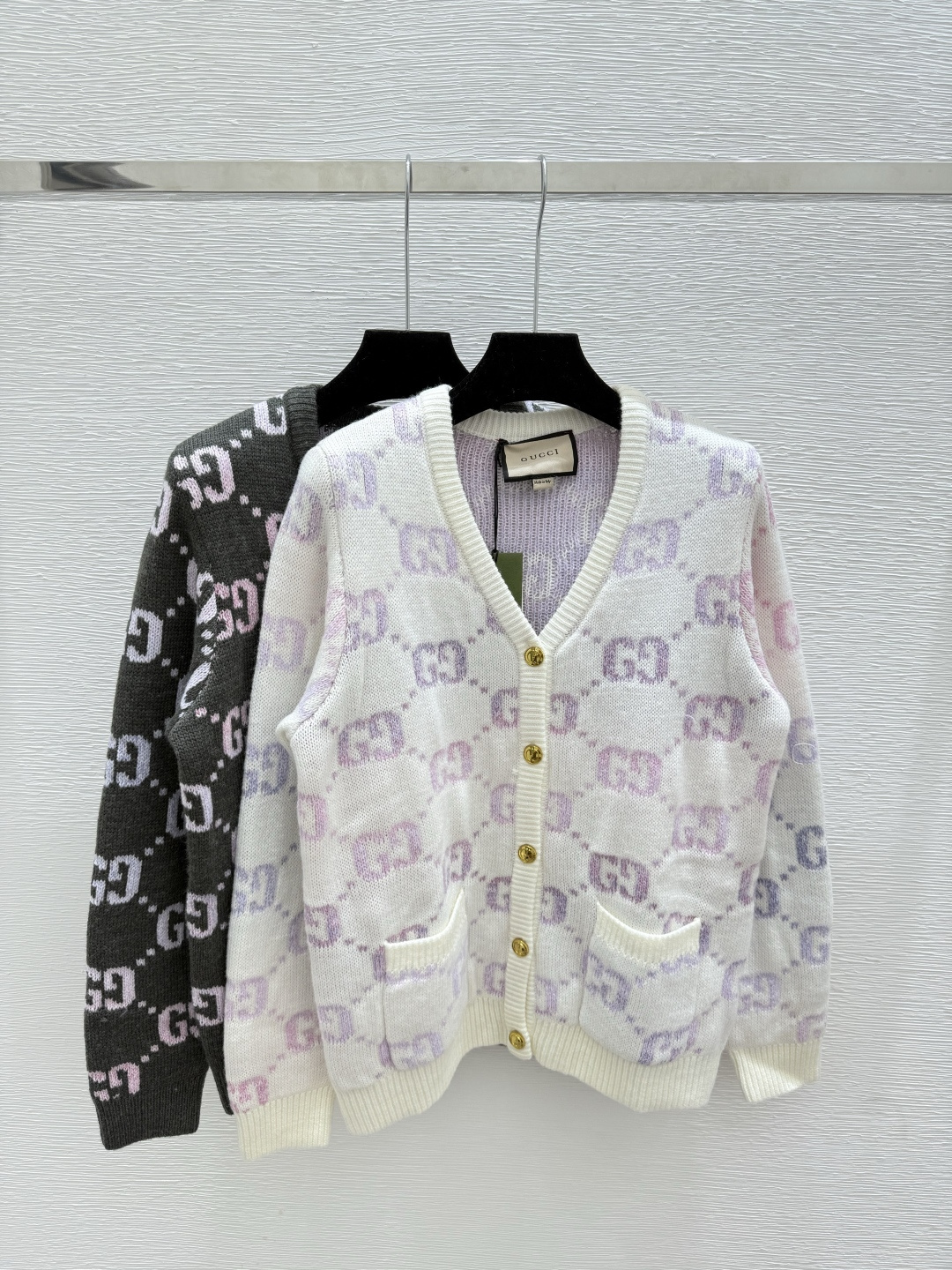 NO:505971,Ghome Early autumn new style, old-fashioned letter jacquard V-neck knitted long-sleeved cardigan, color white, gray, size 36.38.40,,alexander wang19860909Ｇ家 早秋新款 老花字母提花V领针织长袖开衫 颜色白色 灰色 尺码36.38.40,,alexander wang,Women's clothing