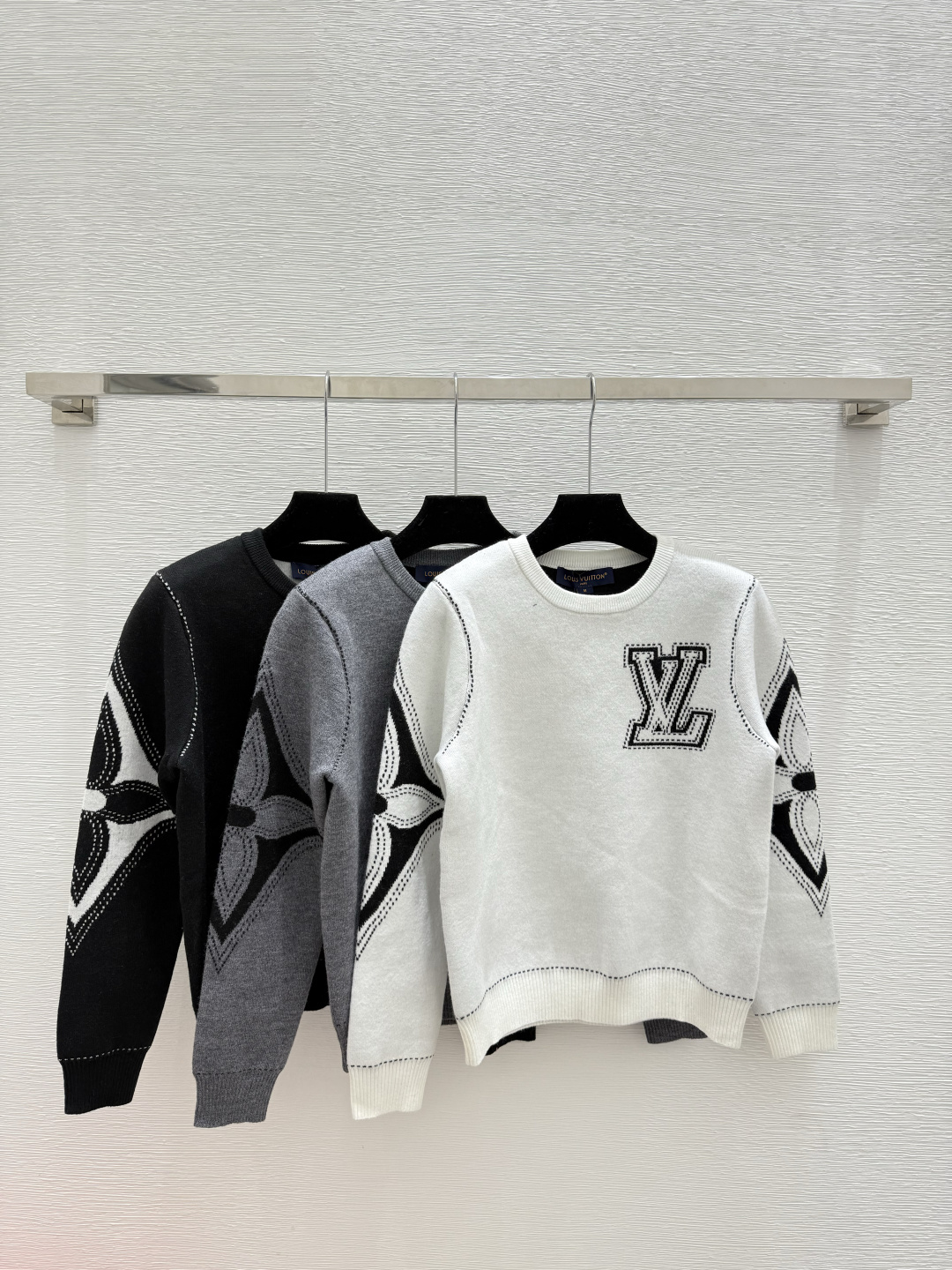 NO:505966,L Home Early Autumn New Contrast Letter Jacquard Round Neck Knitted Long Sleeve Color White Gray Black Size 36.38.40,,louis vuitton,alexander wang19860909L家 早秋新款 撞色字母提花圆领针织长袖 颜色白色 灰色 黑色 尺码36.38.40,,louis vuitton,alexander wang,Women's clothing