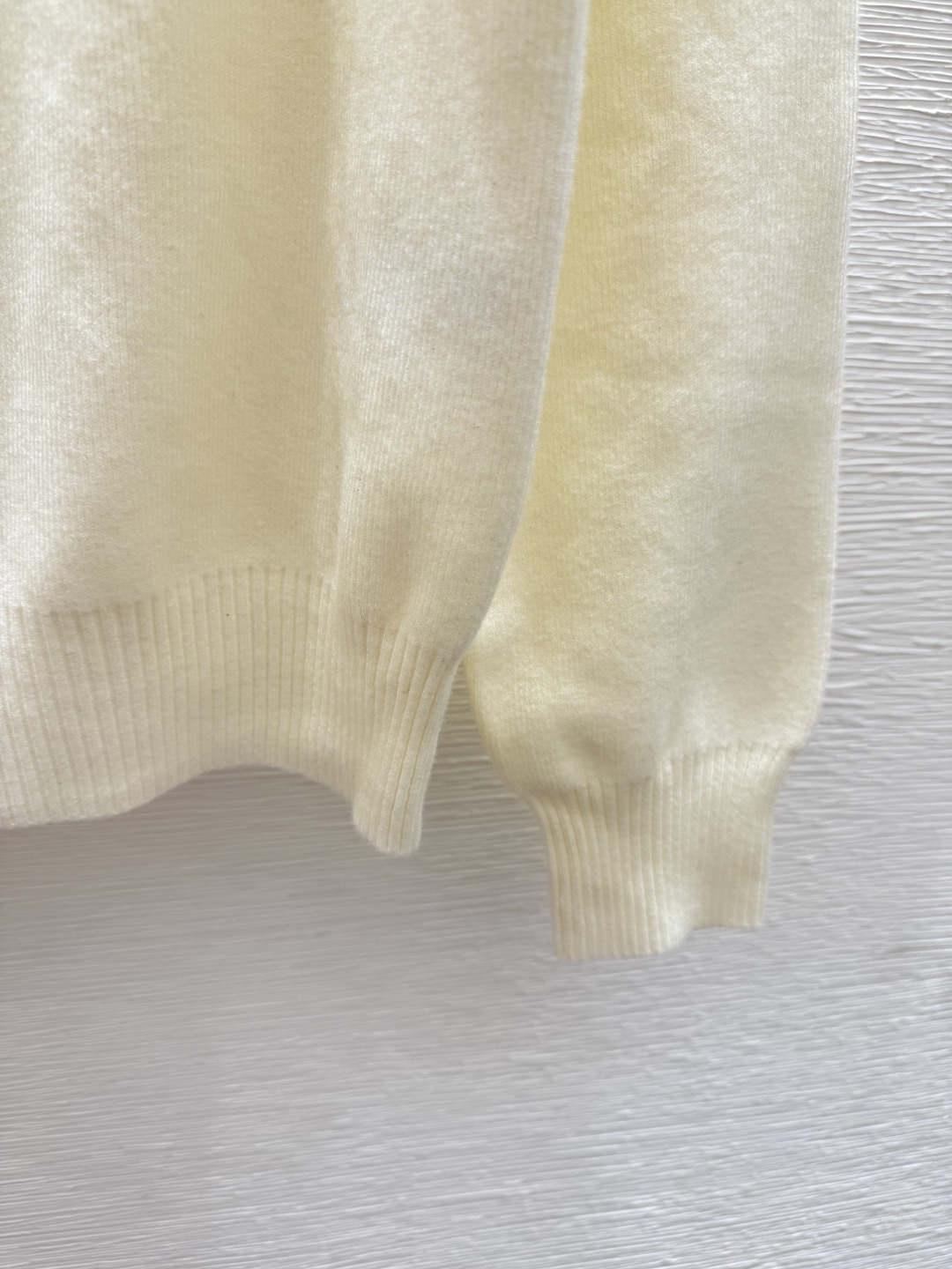 🆕P家🆕 早秋新款 纯色简约高领针织长袖开衫颜色：白色 灰色 黑色尺码：36.38.40