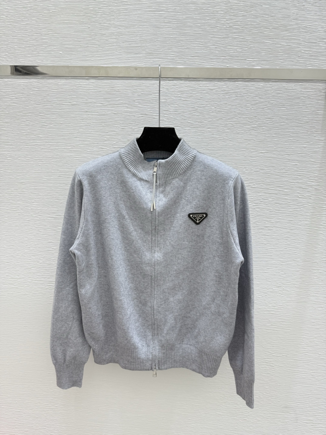 🆕P家🆕 早秋新款 纯色简约高领针织长袖开衫颜色：白色 灰色 黑色尺码：36.38.40