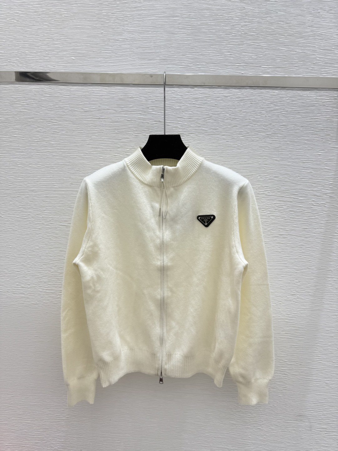 🆕P家🆕 早秋新款 纯色简约高领针织长袖开衫颜色：白色 灰色 黑色尺码：36.38.40