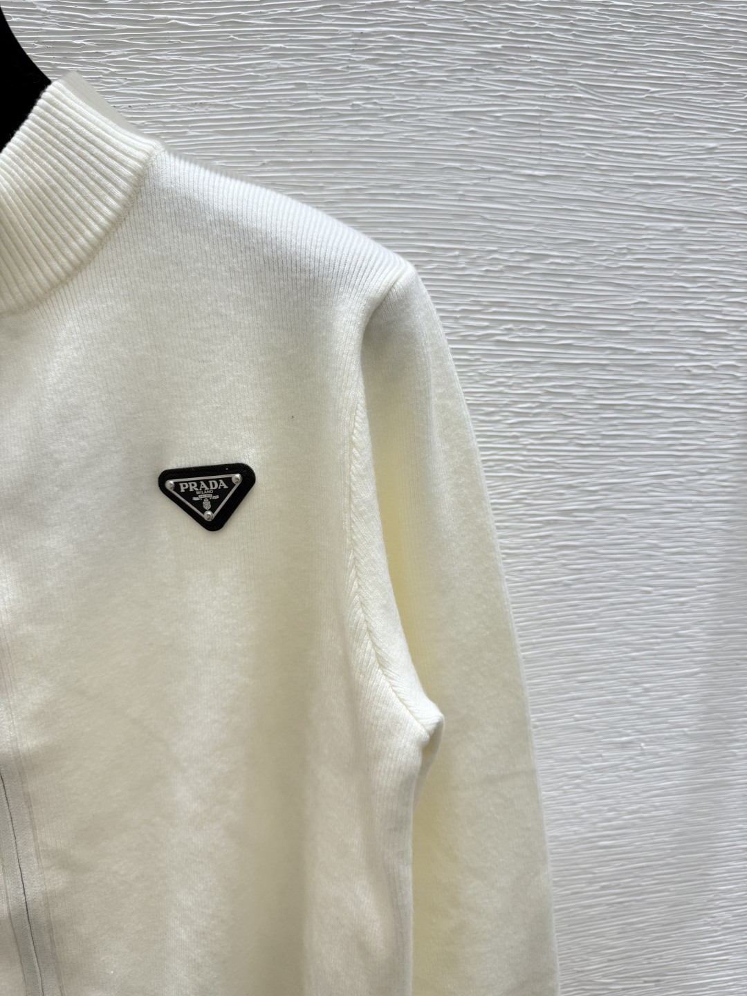 🆕P家🆕 早秋新款 纯色简约高领针织长袖开衫颜色：白色 灰色 黑色尺码：36.38.40