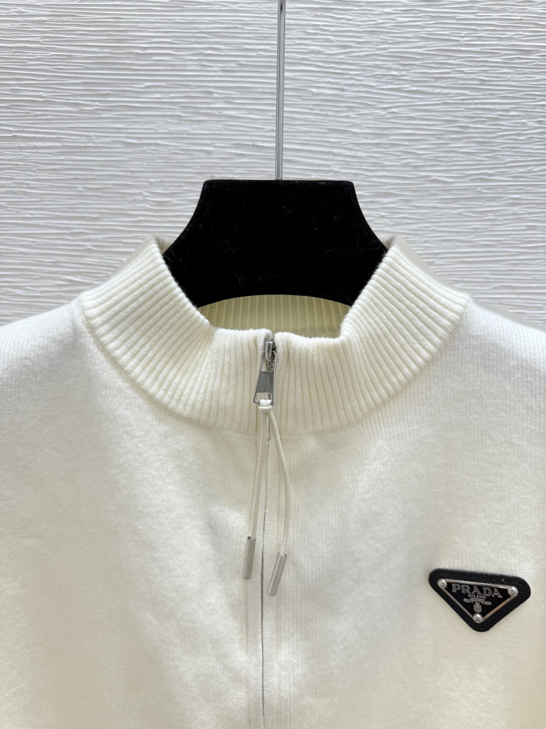 🆕P家🆕 早秋新款 纯色简约高领针织长袖开衫颜色：白色 灰色 黑色尺码：36.38.40