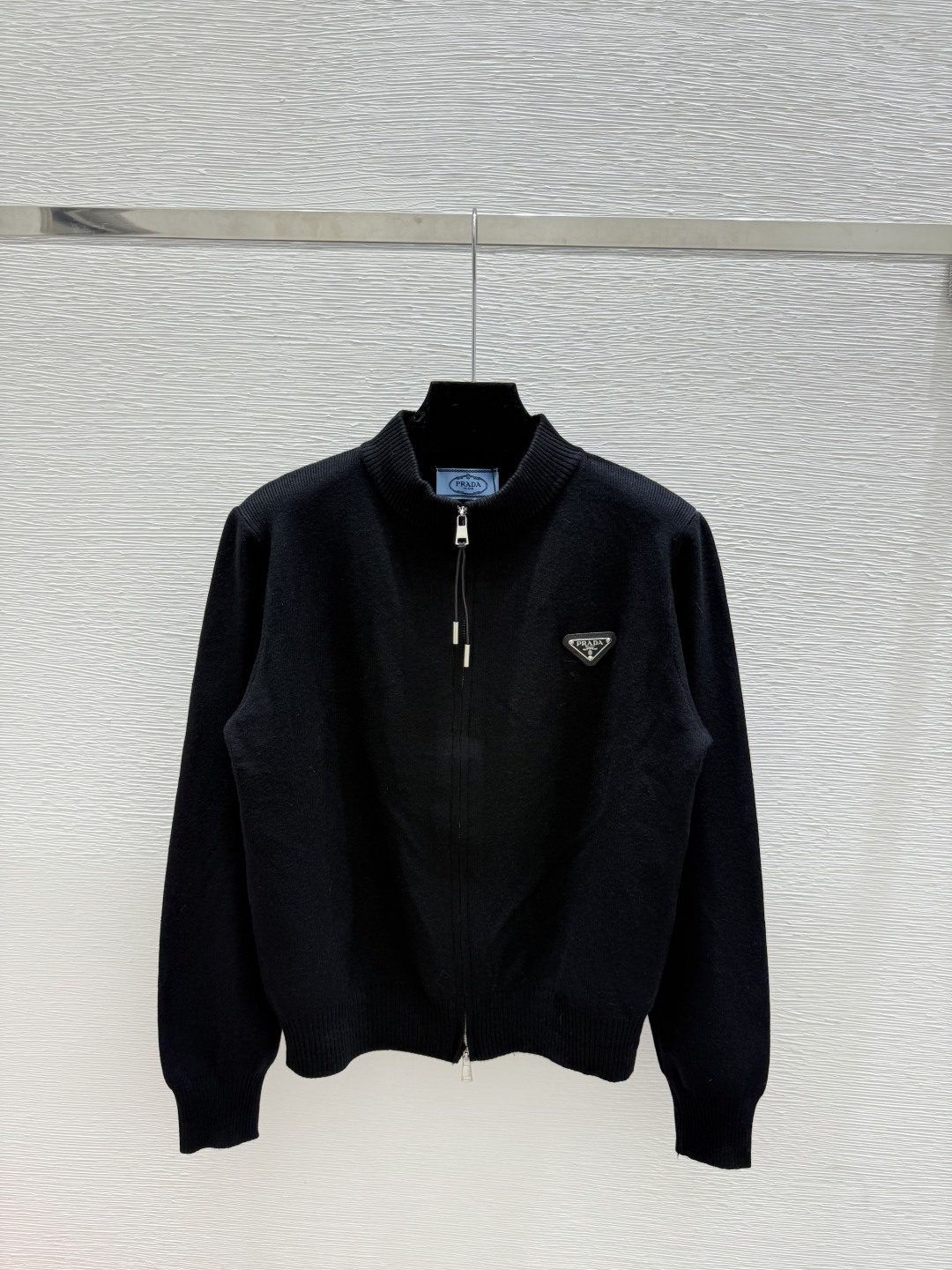 🆕P家🆕 早秋新款 纯色简约高领针织长袖开衫颜色：白色 灰色 黑色尺码：36.38.40