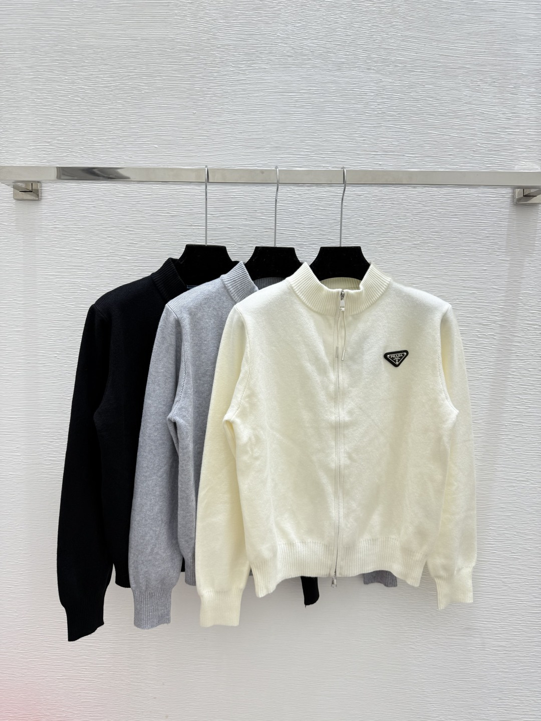 NO:505998,P home, early autumn new style, solid color, simple turtleneck knitted long-sleeved cardigan, color white, gray, black, size 36.38.40,,alexander wang19860909P家 早秋新款 纯色简约高领针织长袖开衫 颜色白色 灰色 黑色 尺码36.38.40,,alexander wang,Women's clothing