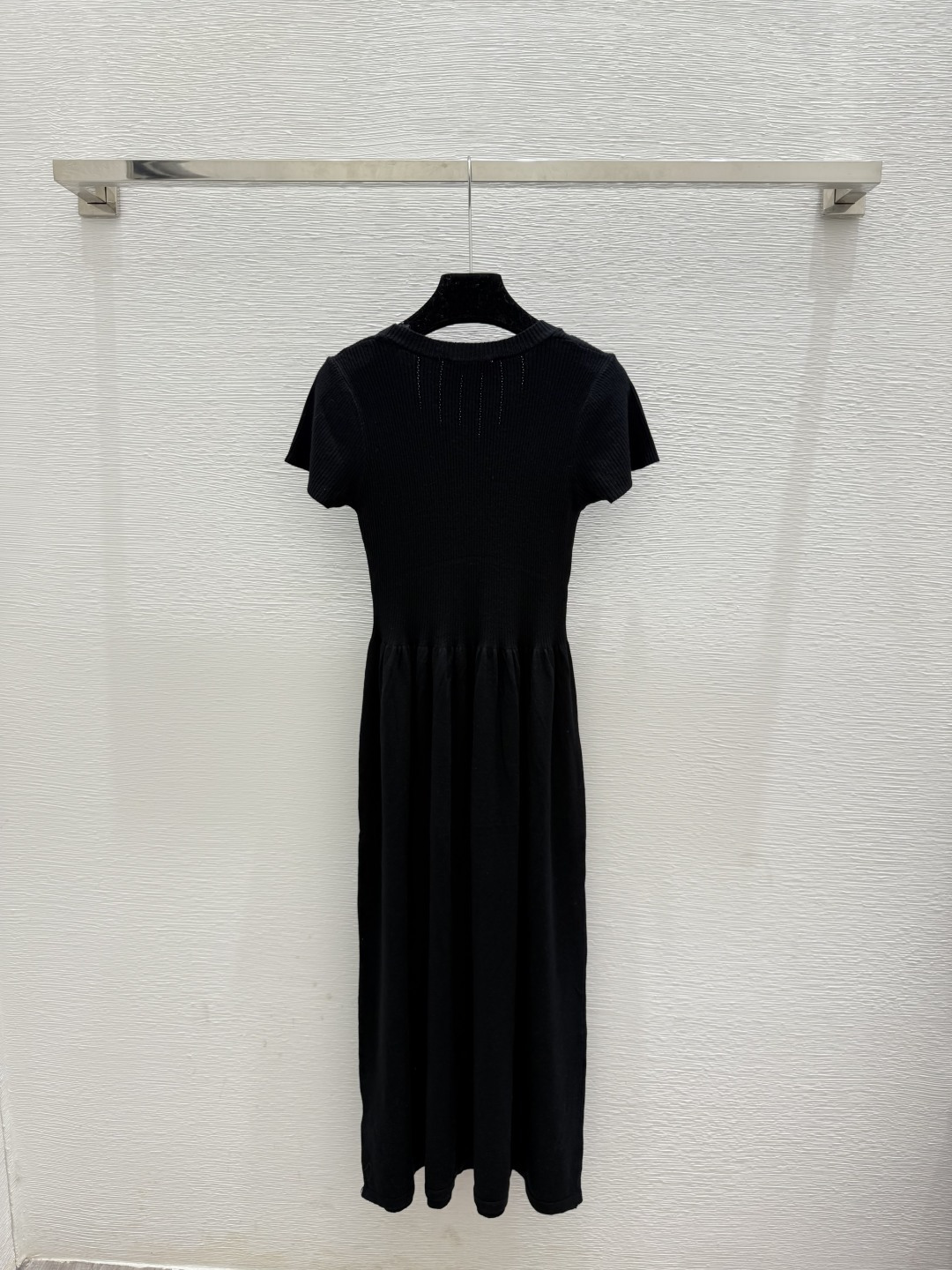 🆕VA家🆕 夏季新款 纯色简约圆领针织连衣裙颜色：白色 黑色尺码：36.38.40