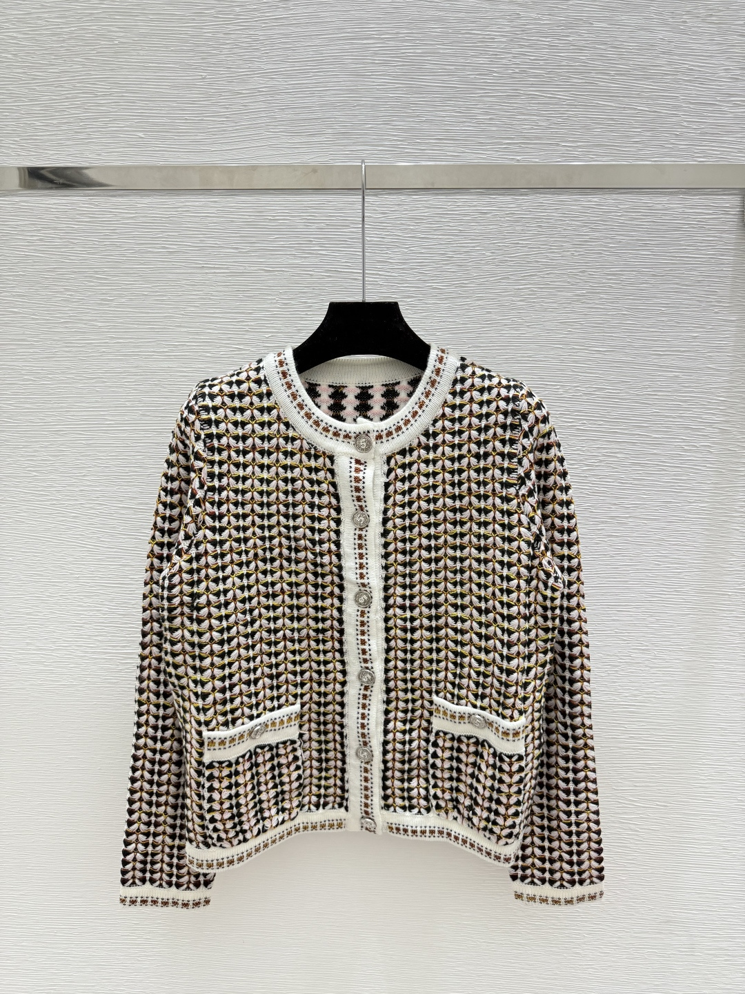 NO:506629,CH Home Early Autumn New Contrast Color Round Neck Knitted Long Sleeve Cardigan Color Black Size 36.38.40, Alexander Wang19860909CH家 早秋新款 撞色圆领针织长袖开衫 颜色黑色 尺码36.38.40,,alexander wang,Women's clothing