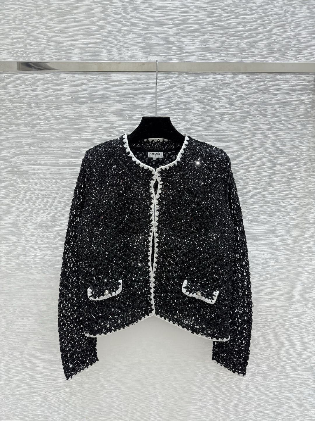 NO:506623,CH Home Early Autumn New Contrast Beads Hollow Round Neck Knitted Long Sleeve Cardigan Color Black Size 36.38.40,,alexander wang19860909CH家 早秋新款 撞色珠片镂空圆领针织长袖开衫 颜色黑色 尺码36.38.40,,alexander wang,Women's clothing
