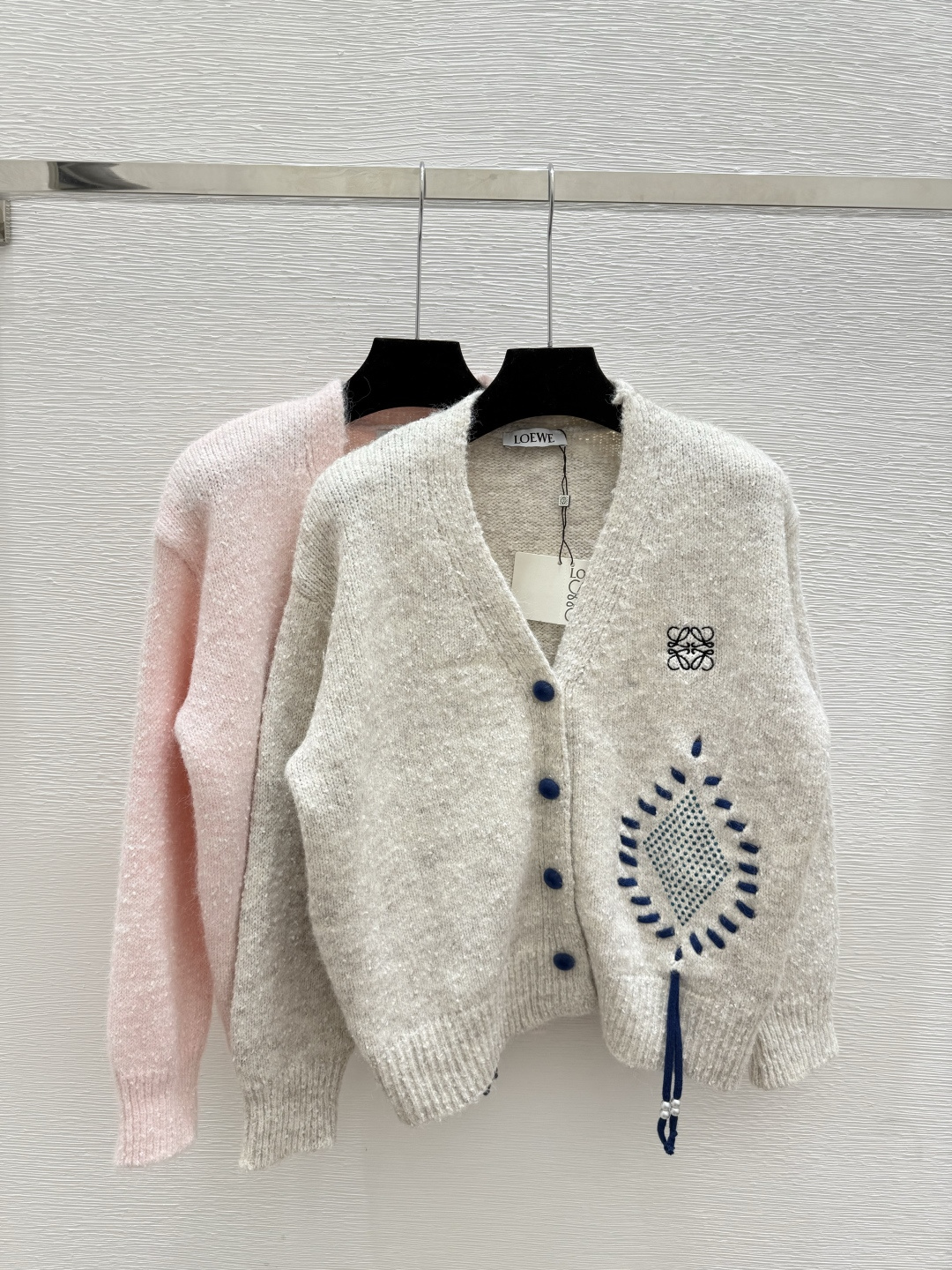 NO:506617,LO Home Early Autumn New Drawstring Drawing Diamond V-neck Knitted Long Sleeve Cardigan Color Apricot Pink Size 36.38.40,,alexander wang19860909LO家 早秋新款 抽绳烫钻V领针织长袖开衫 颜色杏色 粉色 尺码36.38.40,,alexander wang,Women's clothing