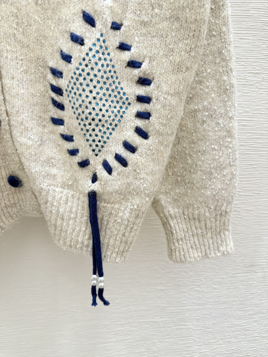 🆕LO家🆕 早秋新款 抽绳烫钻V领针织长袖开衫颜色：杏色 粉色尺码：36.38.40