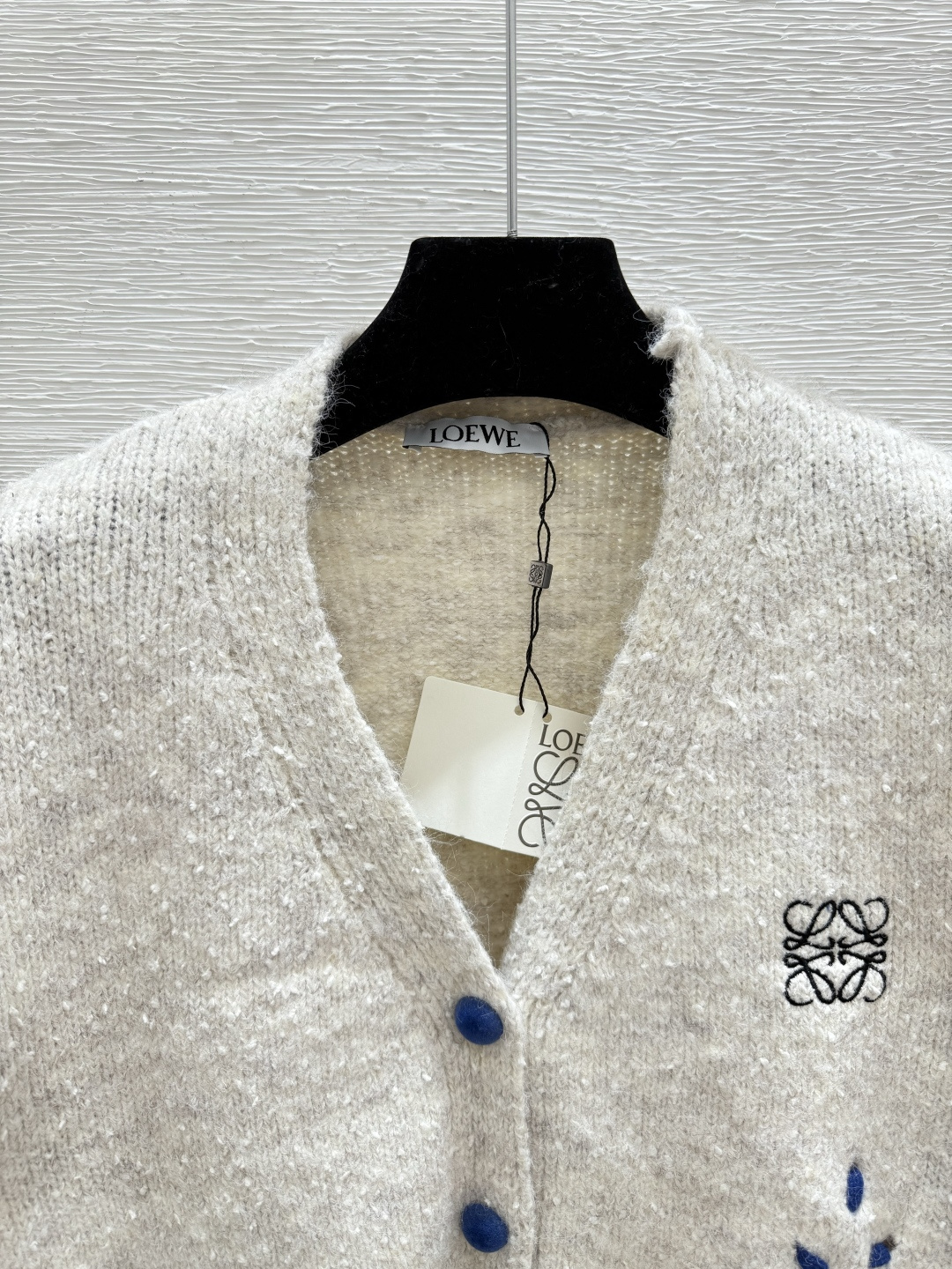 🆕LO家🆕 早秋新款 抽绳烫钻V领针织长袖开衫颜色：杏色 粉色尺码：36.38.40