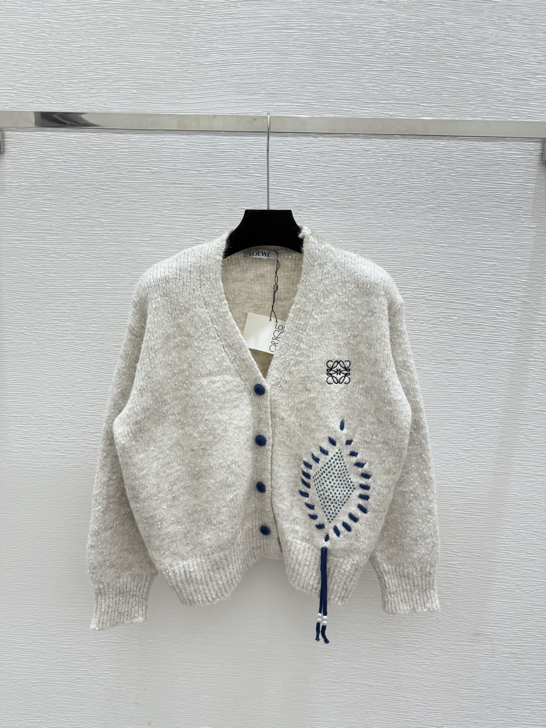 🆕LO家🆕 早秋新款 抽绳烫钻V领针织长袖开衫颜色：杏色 粉色尺码：36.38.40