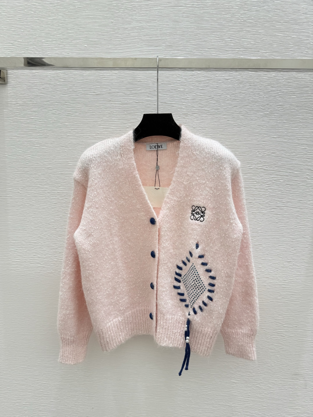 🆕LO家🆕 早秋新款 抽绳烫钻V领针织长袖开衫颜色：杏色 粉色尺码：36.38.40