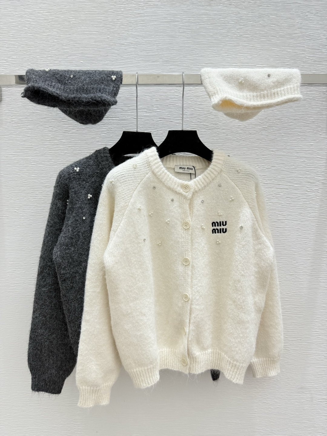 NO:507531,M Home Early Autumn New Style Hot Diamond Round Neck Knitted Long Sleeve Cardigan Color White Gray Size 36.38.40, Alexander wang19860909M家 早秋新款 烫钻圆领针织长袖开衫 颜色白色 灰色 尺码36.38.40,,alexander wang,Women's clothing