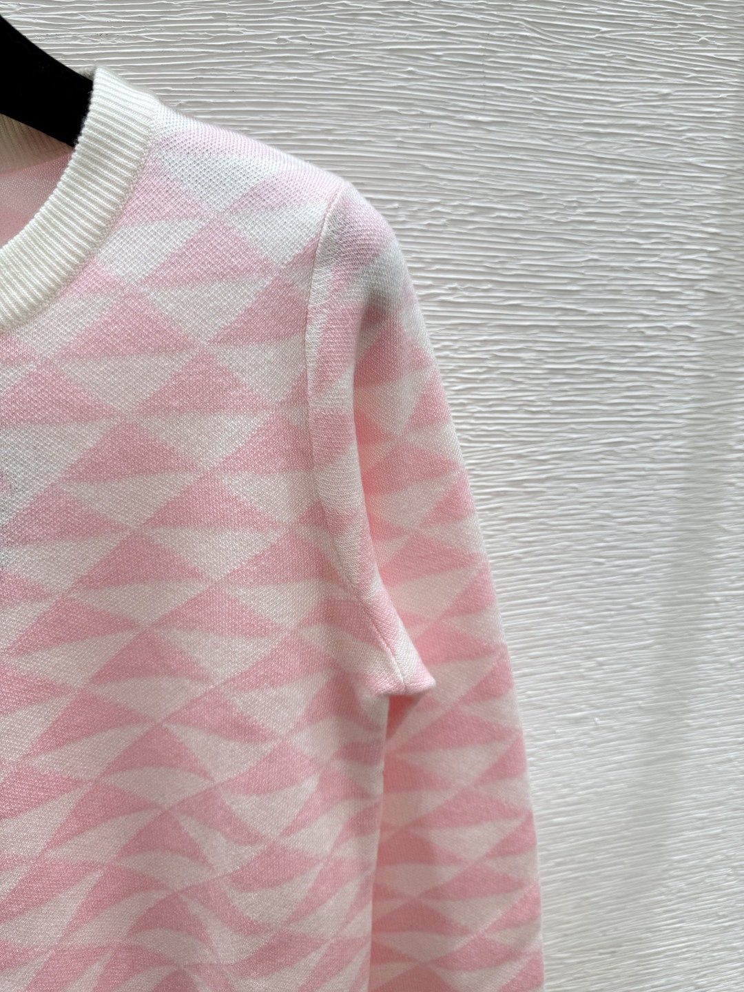 🆕P家🆕 早秋新款 菱格圆领针织长袖颜色：粉色 杏色 黑色尺码：36.38.40