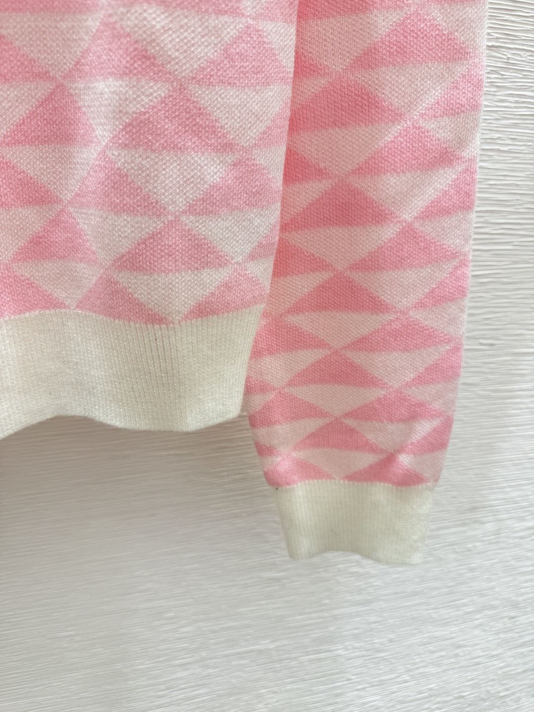 🆕P家🆕 早秋新款 菱格圆领针织长袖颜色：粉色 杏色 黑色尺码：36.38.40