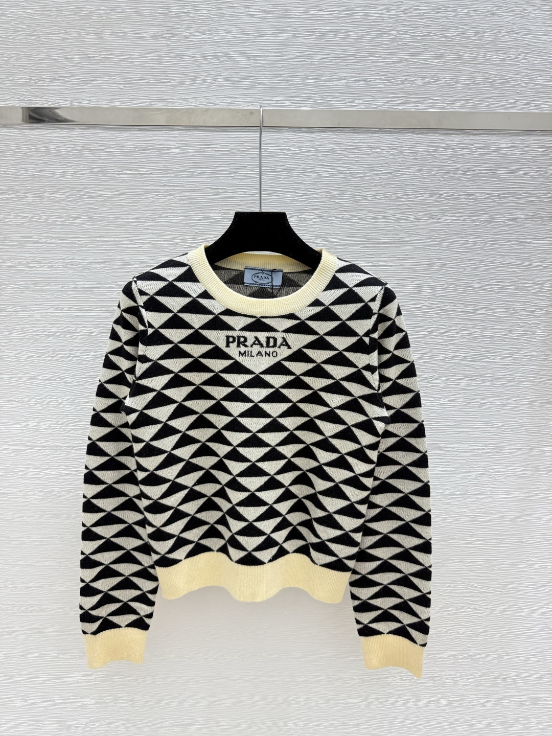 🆕P家🆕 早秋新款 菱格圆领针织长袖颜色：粉色 杏色 黑色尺码：36.38.40