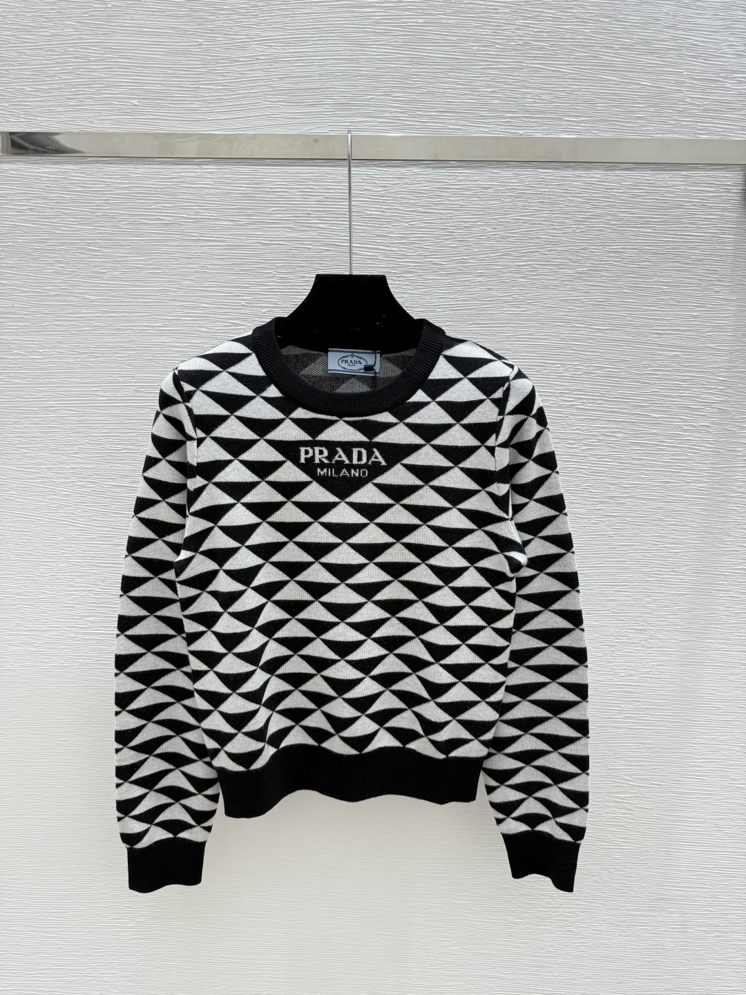 🆕P家🆕 早秋新款 菱格圆领针织长袖颜色：粉色 杏色 黑色尺码：36.38.40