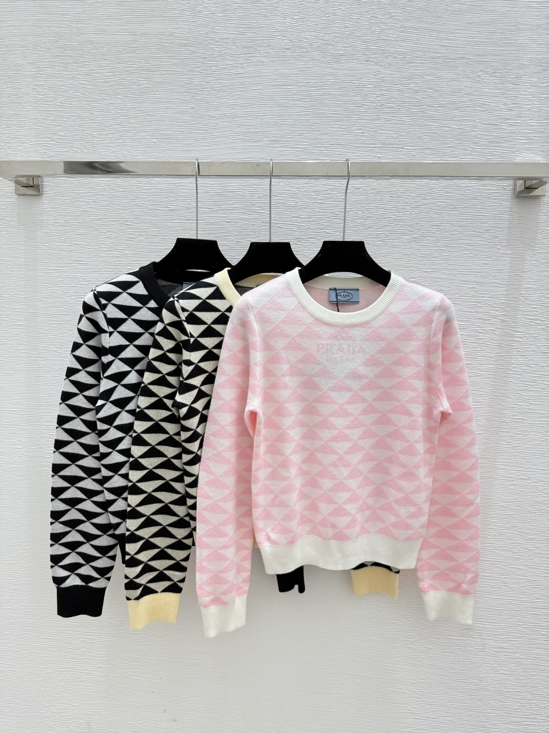 NO:507526,P home, early autumn new style, diamond round neck knitted long sleeves, color pink, apricot, black, size 36.38.40,,alexander wang19860909P家 早秋新款 菱格圆领针织长袖 颜色粉色 杏色 黑色 尺码36.38.40,,alexander wang,Women's clothing