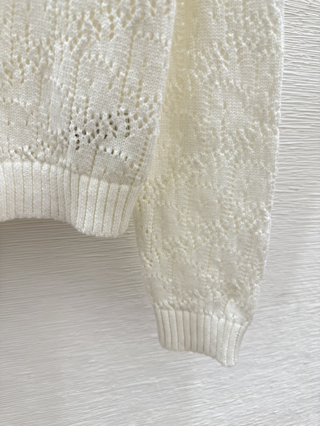 🆕D家🆕 早秋新款 背后五角星字母镂空圆领针织长袖开衫颜色：白色 灰色 宝蓝尺码：36.38.40