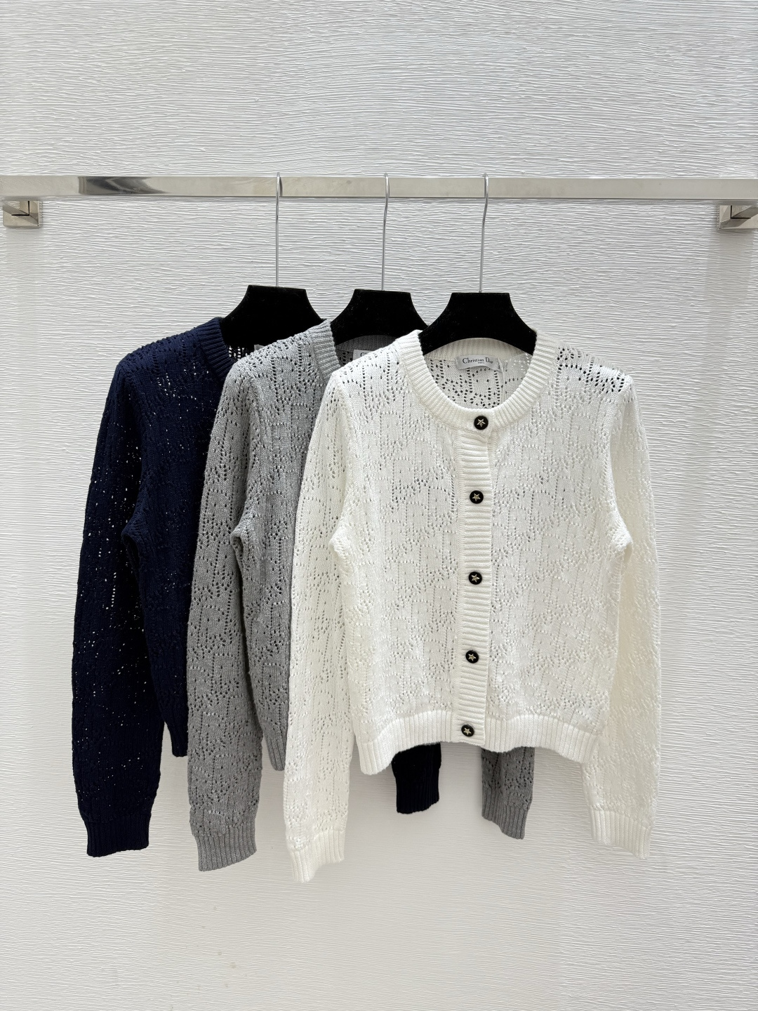 NO:507523,D Home Early Autumn New Style Five-pointed Star Letter Hollow Round Neck Knitted Long Sleeve Cardigan Color White Gray Royal Blue Size 36.38.40, Dior, Alexander Wang19860909D家 早秋新款 背后五角星字母镂空圆领针织长袖开衫 颜色白色 灰色 宝蓝 尺码36.38.40,,dior,alexander wang,Women's clothing