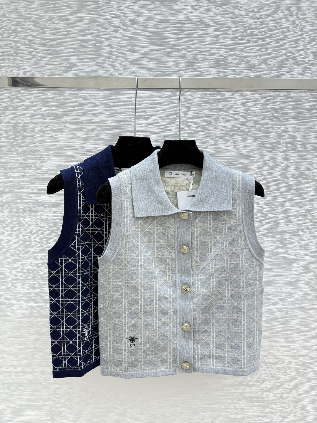 NO:517017,D Home Summer New Style Diamond Lapel Knitted Vest Cardigan Color Gray Royal Blue Size 36.38.40, Dior, Alexander Wang19860909D家 夏季新款 菱格翻领针织背心开衫 颜色灰色 宝蓝 尺码36.38.40,,dior,alexander wang,Women's clothing