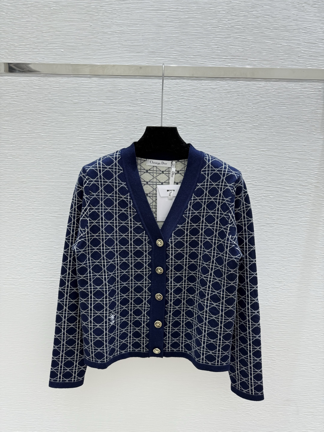 🆕D家🆕 早秋新款 纯色菱格V领针织长袖开衫颜色：灰色 宝蓝尺码：36.38.40