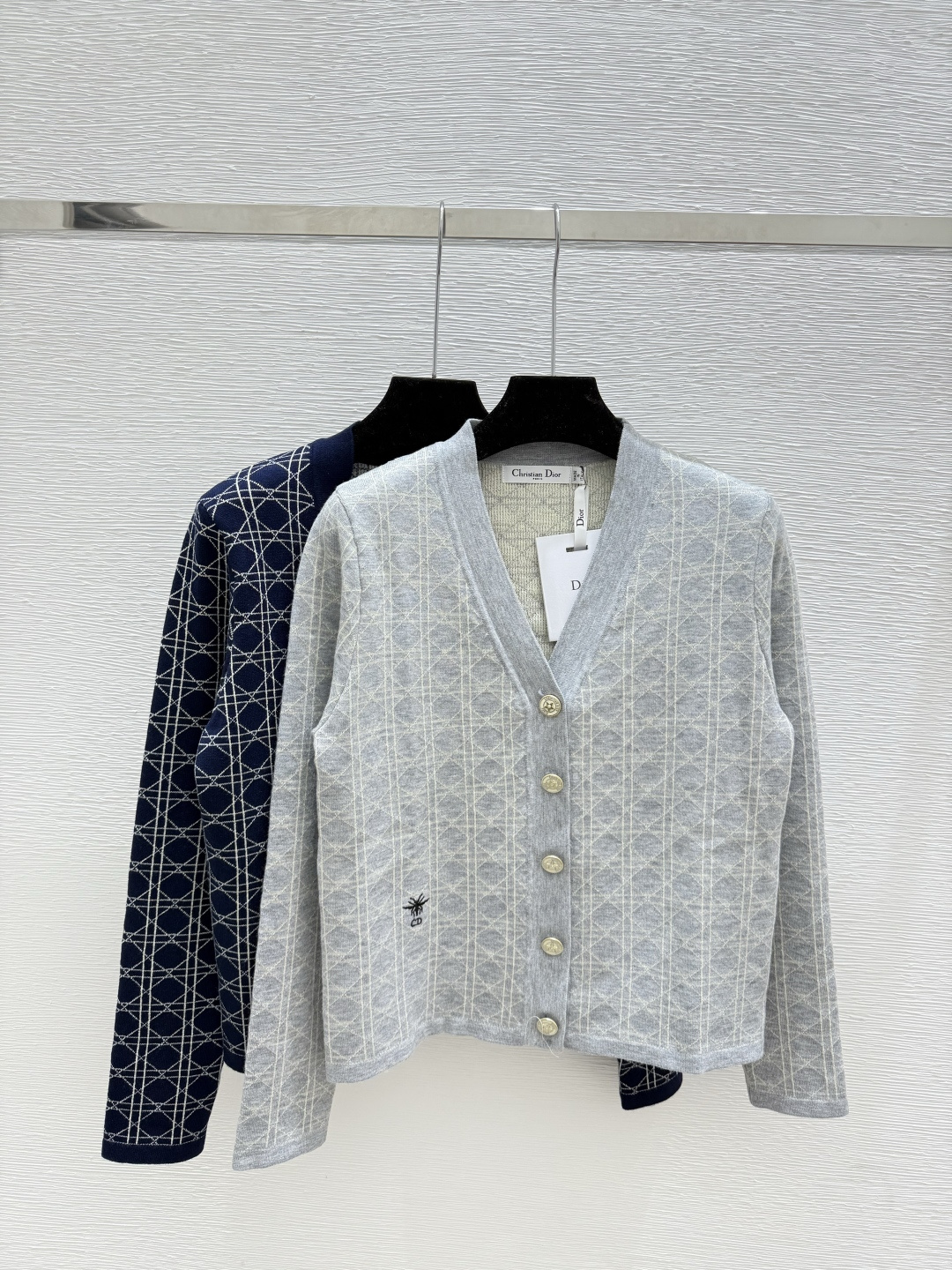NO:517014,D Home Early Autumn New Style Solid Color Diamond V-neck Knitted Long Sleeve Cardigan Color Gray Royal Blue Size 36.38.40, Dior, Alexander wang19860909D家 早秋新款 纯色菱格V领针织长袖开衫 颜色灰色 宝蓝 尺码36.38.40,,dior,alexander wang,Women's clothing