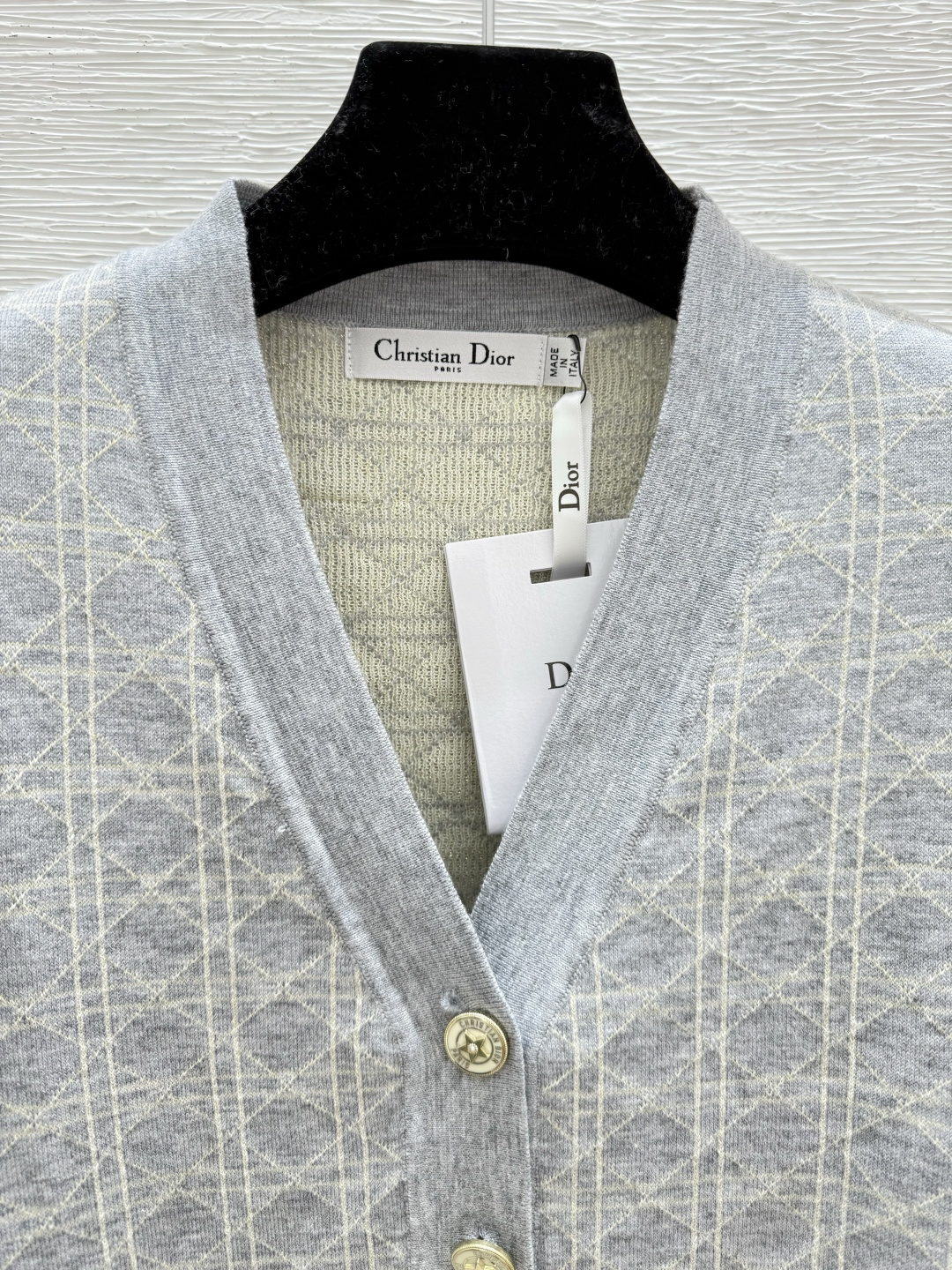 🆕D家🆕 早秋新款 纯色菱格V领针织长袖开衫颜色：灰色 宝蓝尺码：36.38.40