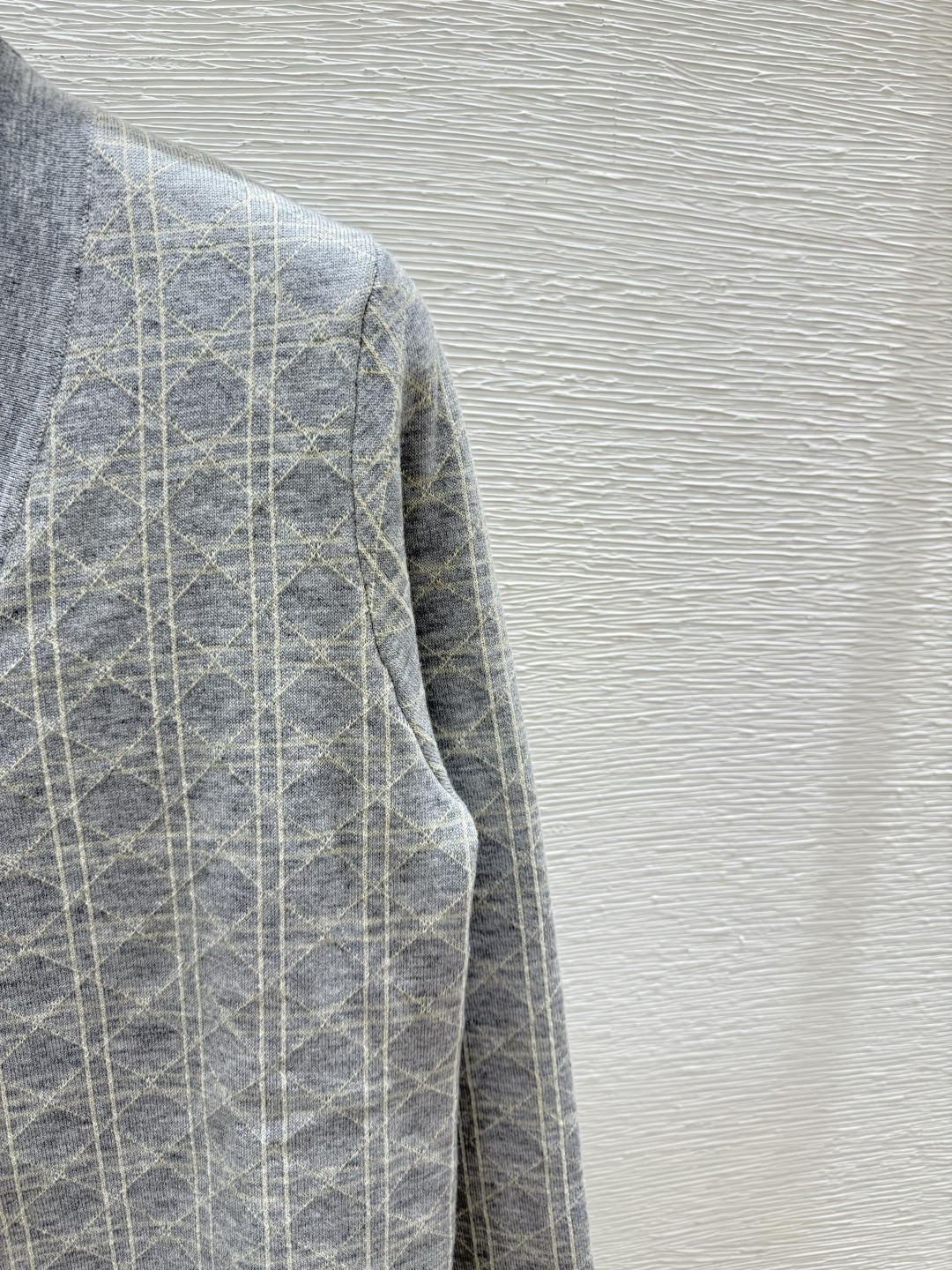 🆕D家🆕 早秋新款 纯色菱格V领针织长袖开衫颜色：灰色 宝蓝尺码：36.38.40