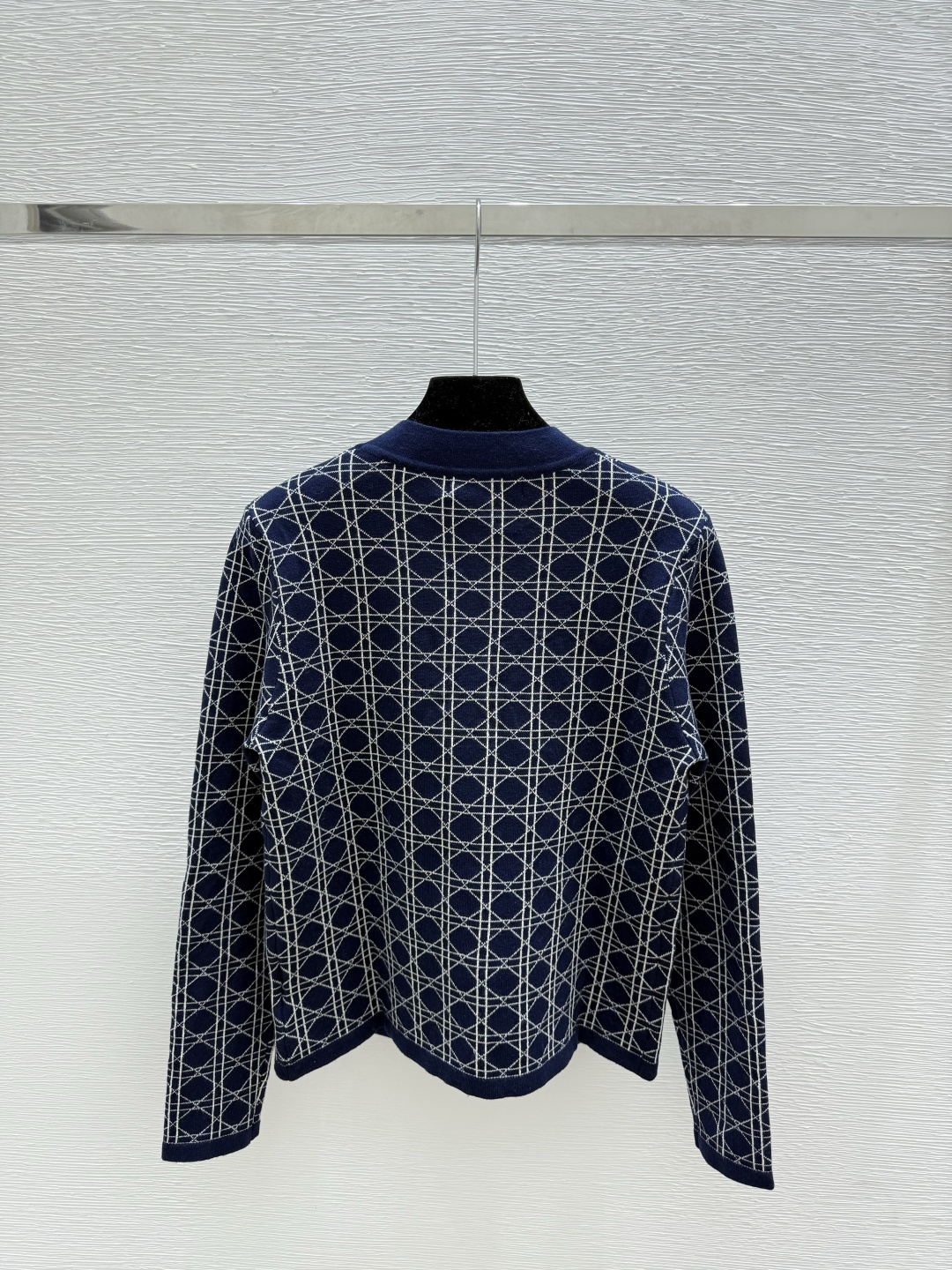 🆕D家🆕 早秋新款 纯色菱格V领针织长袖开衫颜色：灰色 宝蓝尺码：36.38.40