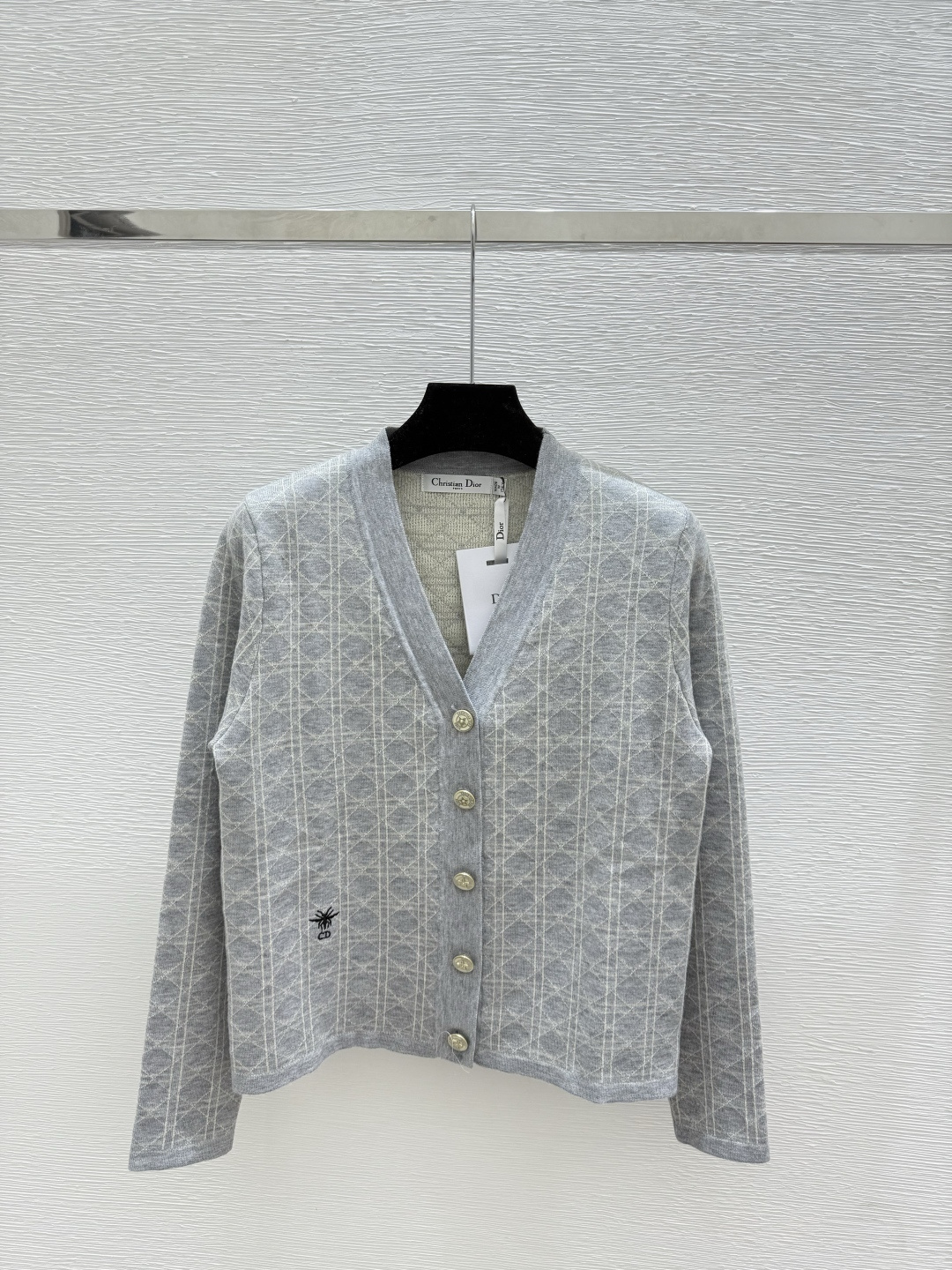 🆕D家🆕 早秋新款 纯色菱格V领针织长袖开衫颜色：灰色 宝蓝尺码：36.38.40