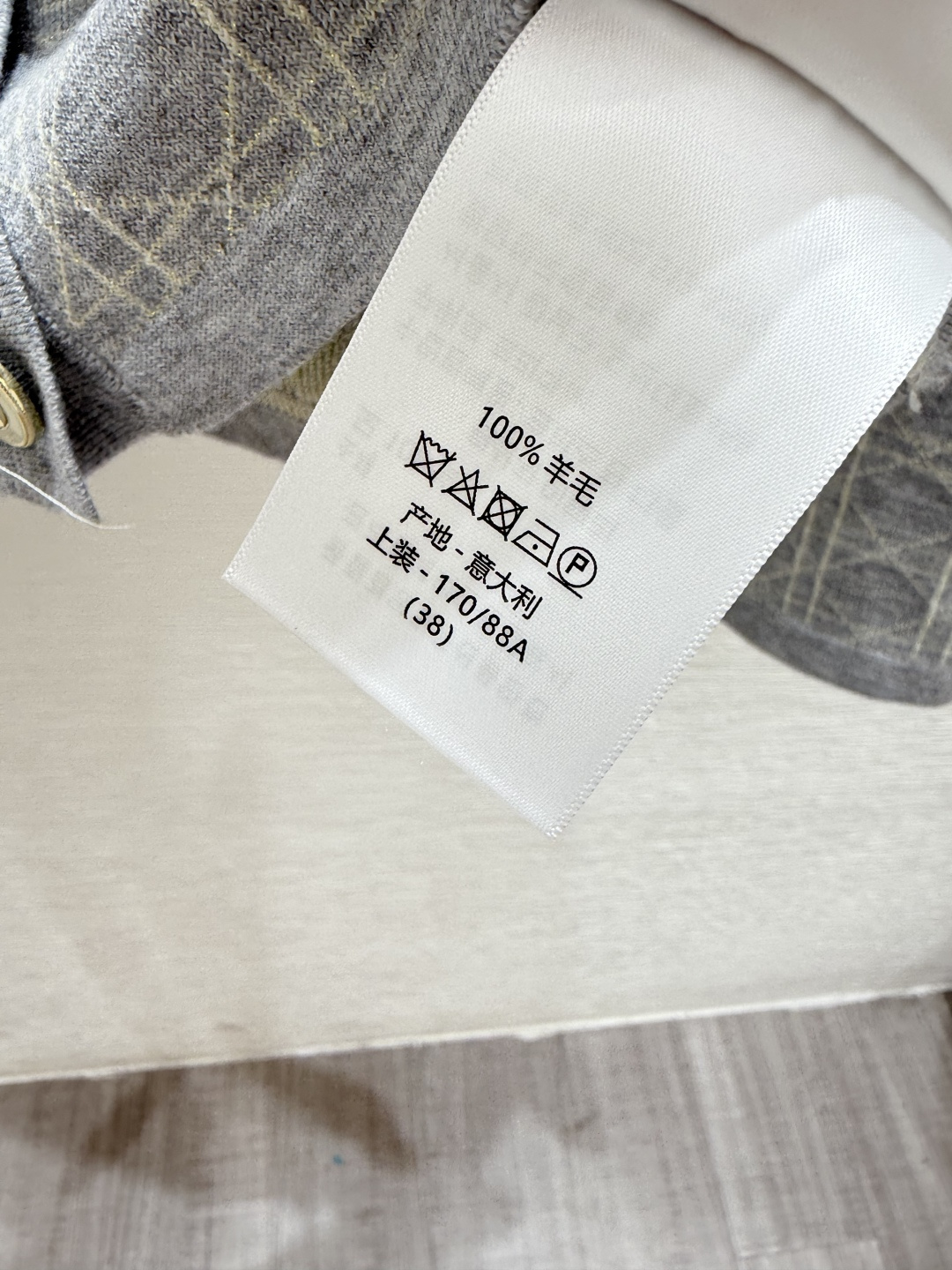 🆕D家🆕 早秋新款 纯色菱格V领针织长袖开衫颜色：灰色 宝蓝尺码：36.38.40