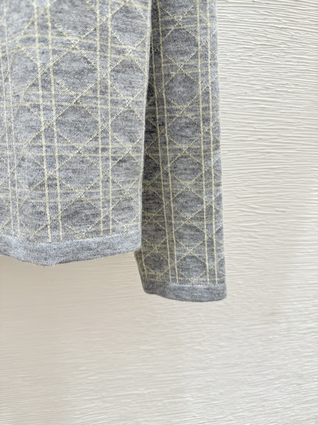 🆕D家🆕 早秋新款 纯色菱格V领针织长袖开衫颜色：灰色 宝蓝尺码：36.38.40