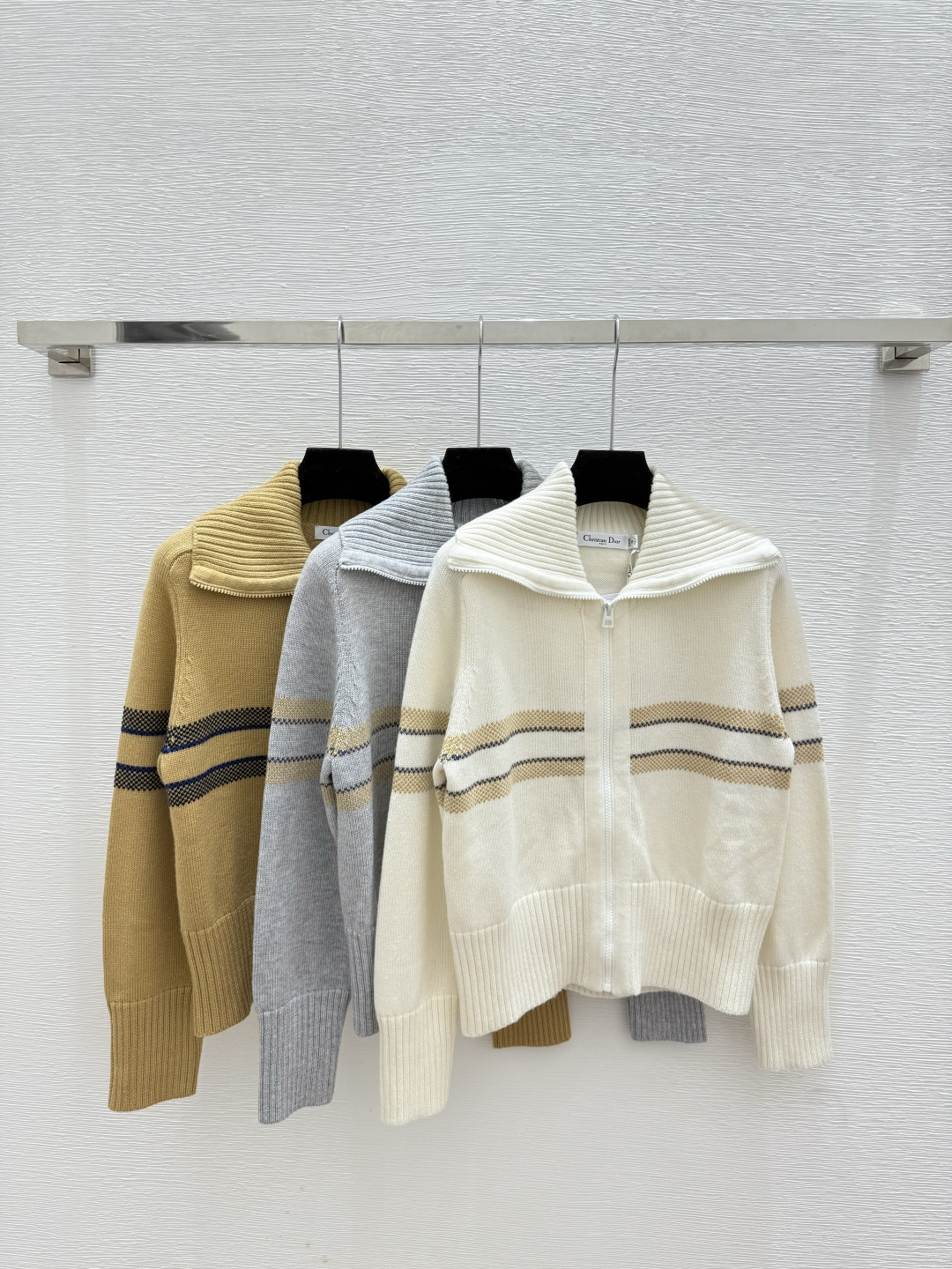 NO:517047,D Home Early Autumn New Contrast Striped Lapel Knitted Long Sleeve Cardigan Color White Gray Khaki Size 36.38.40, Dior, Alexander wang19860909D家 早秋新款 撞色条纹翻领针织长袖开衫 颜色白色 灰色 卡其 尺码36.38.40,,dior,alexander wang,Women's clothing