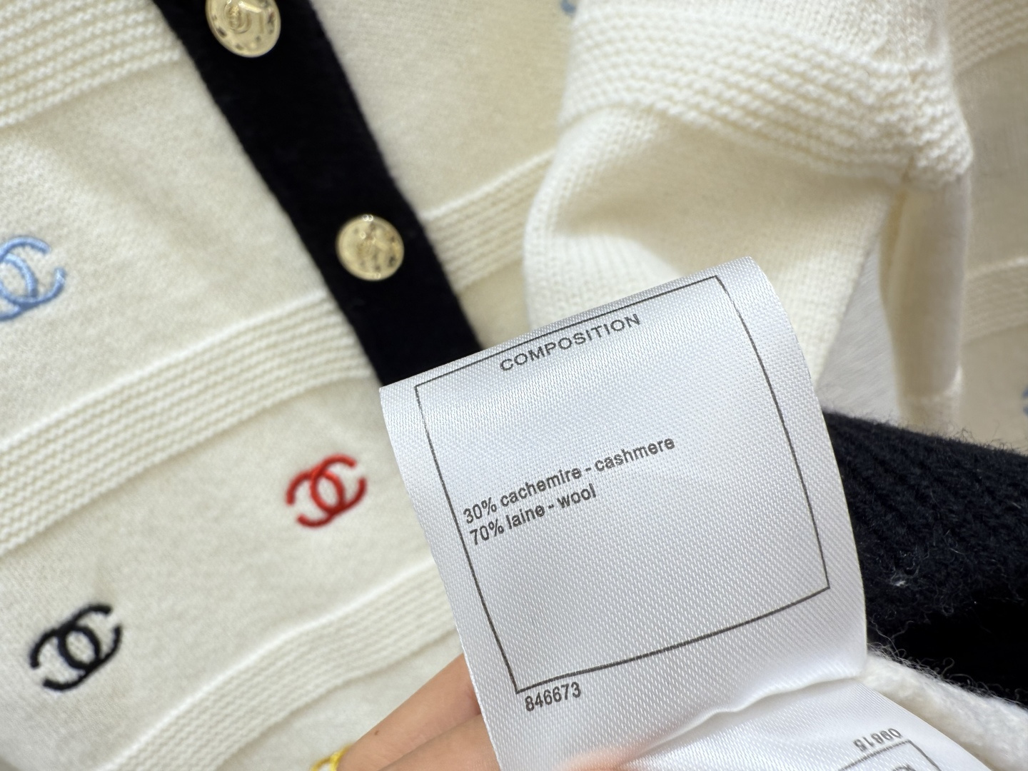 🆕CH家🆕 早秋新款 字母刺绣圆领针织长袖开衫颜色：白色 黑色尺码：36.38.40