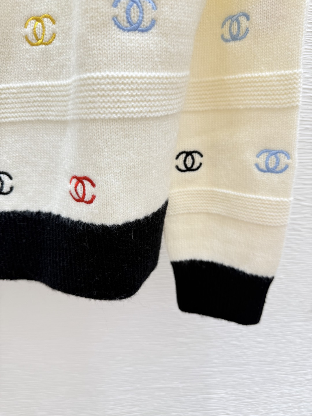 🆕CH家🆕 早秋新款 字母刺绣圆领针织长袖开衫颜色：白色 黑色尺码：36.38.40