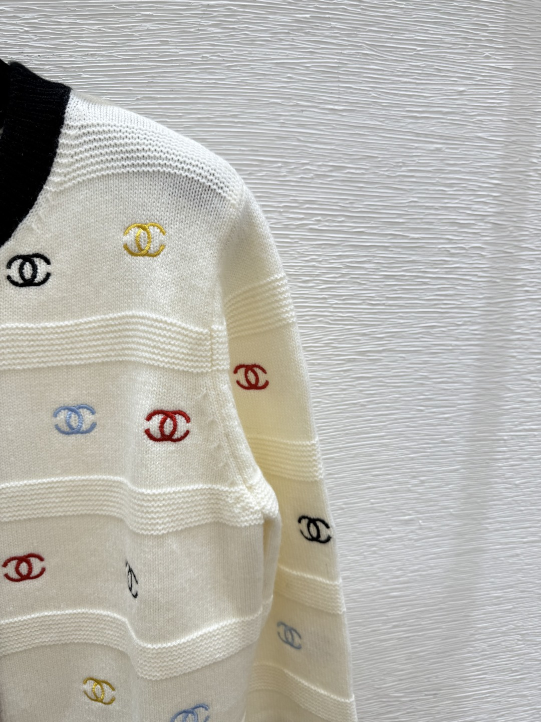 🆕CH家🆕 早秋新款 字母刺绣圆领针织长袖开衫颜色：白色 黑色尺码：36.38.40