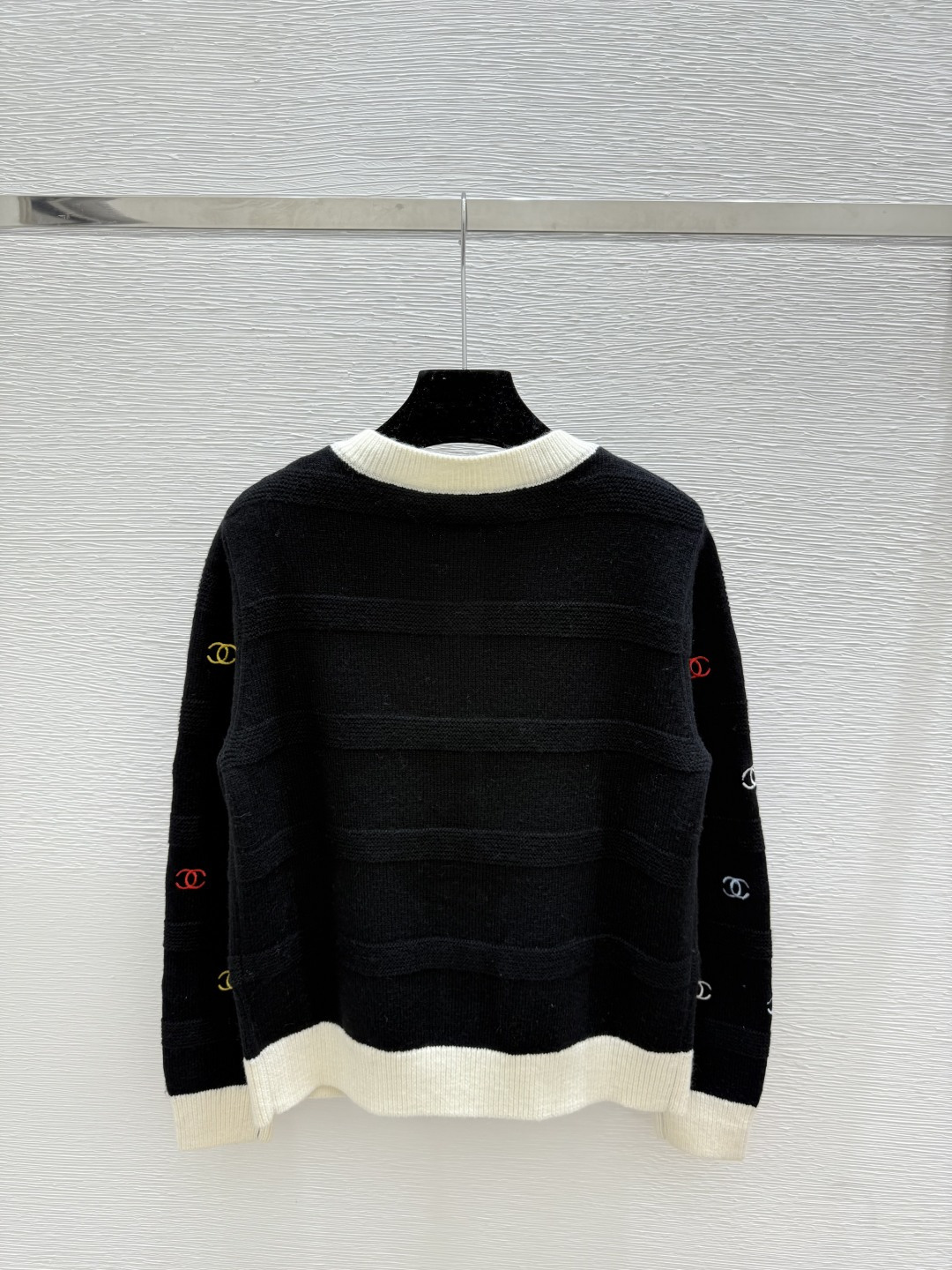 🆕CH家🆕 早秋新款 字母刺绣圆领针织长袖开衫颜色：白色 黑色尺码：36.38.40