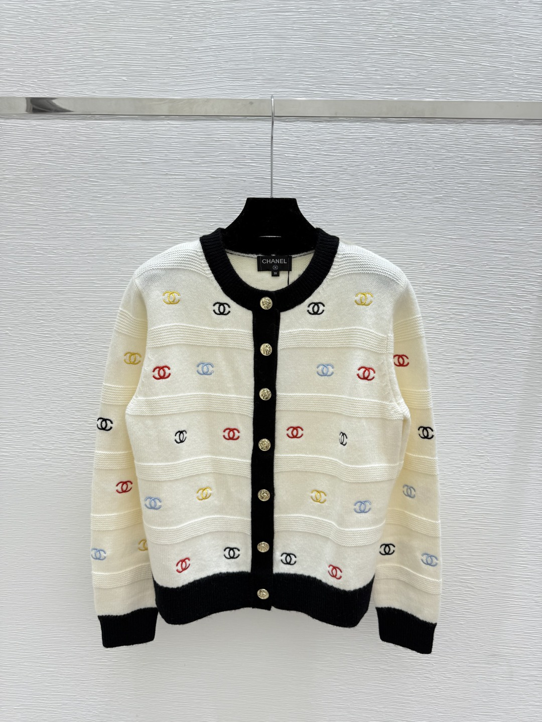 🆕CH家🆕 早秋新款 字母刺绣圆领针织长袖开衫颜色：白色 黑色尺码：36.38.40