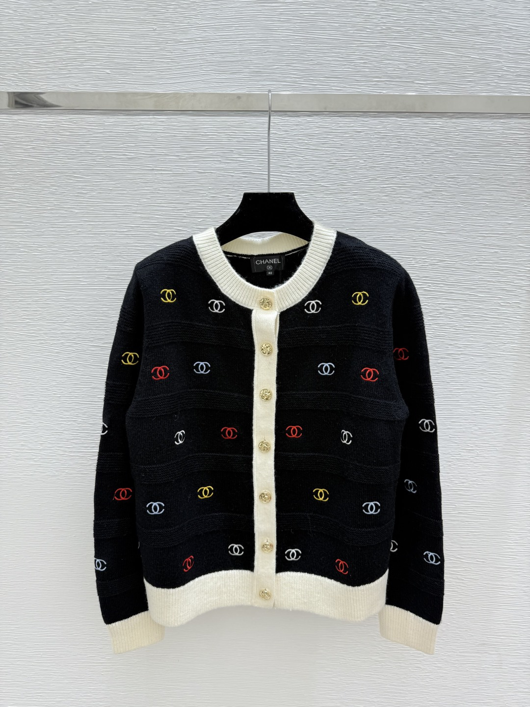 🆕CH家🆕 早秋新款 字母刺绣圆领针织长袖开衫颜色：白色 黑色尺码：36.38.40