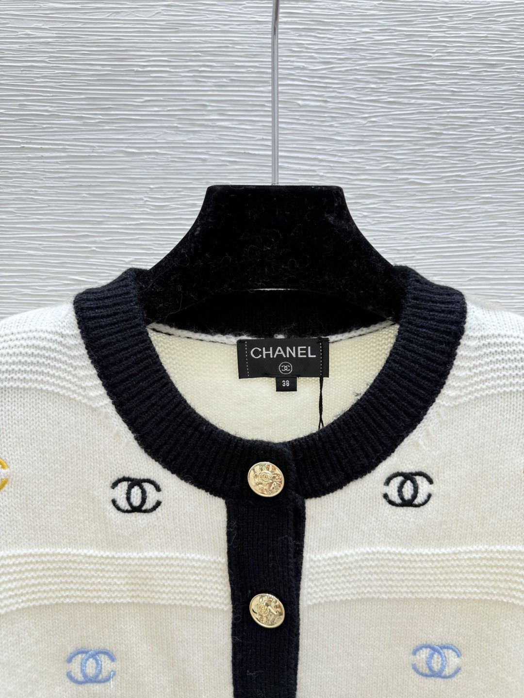 🆕CH家🆕 早秋新款 字母刺绣圆领针织长袖开衫颜色：白色 黑色尺码：36.38.40